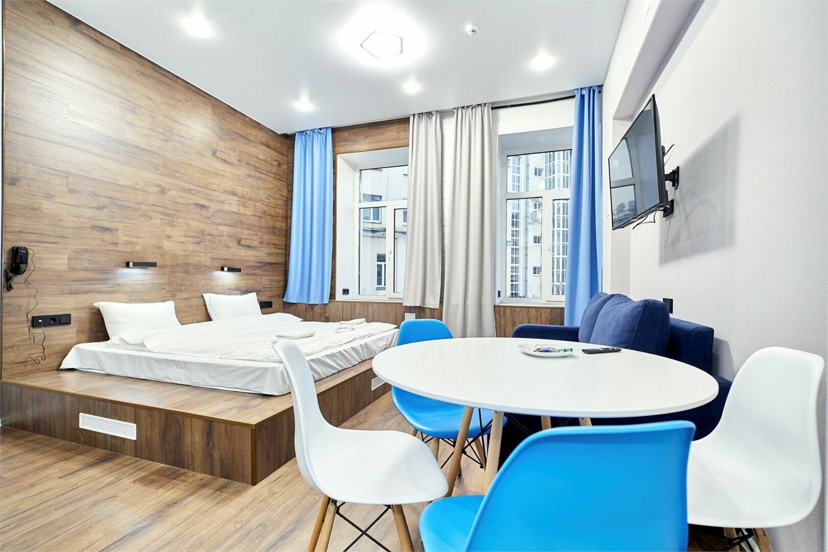 Семейные апартаменты с большой кроватью и диваном