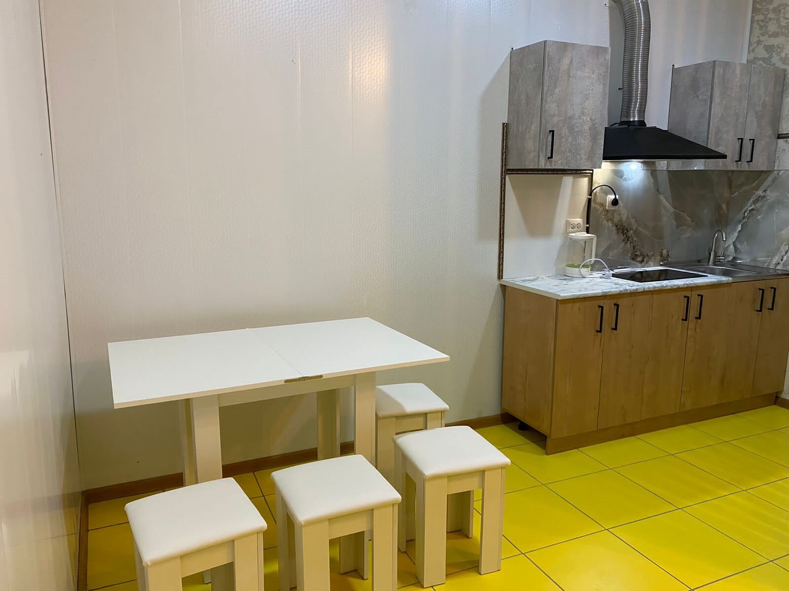 Дом с собственным двориком и кухней