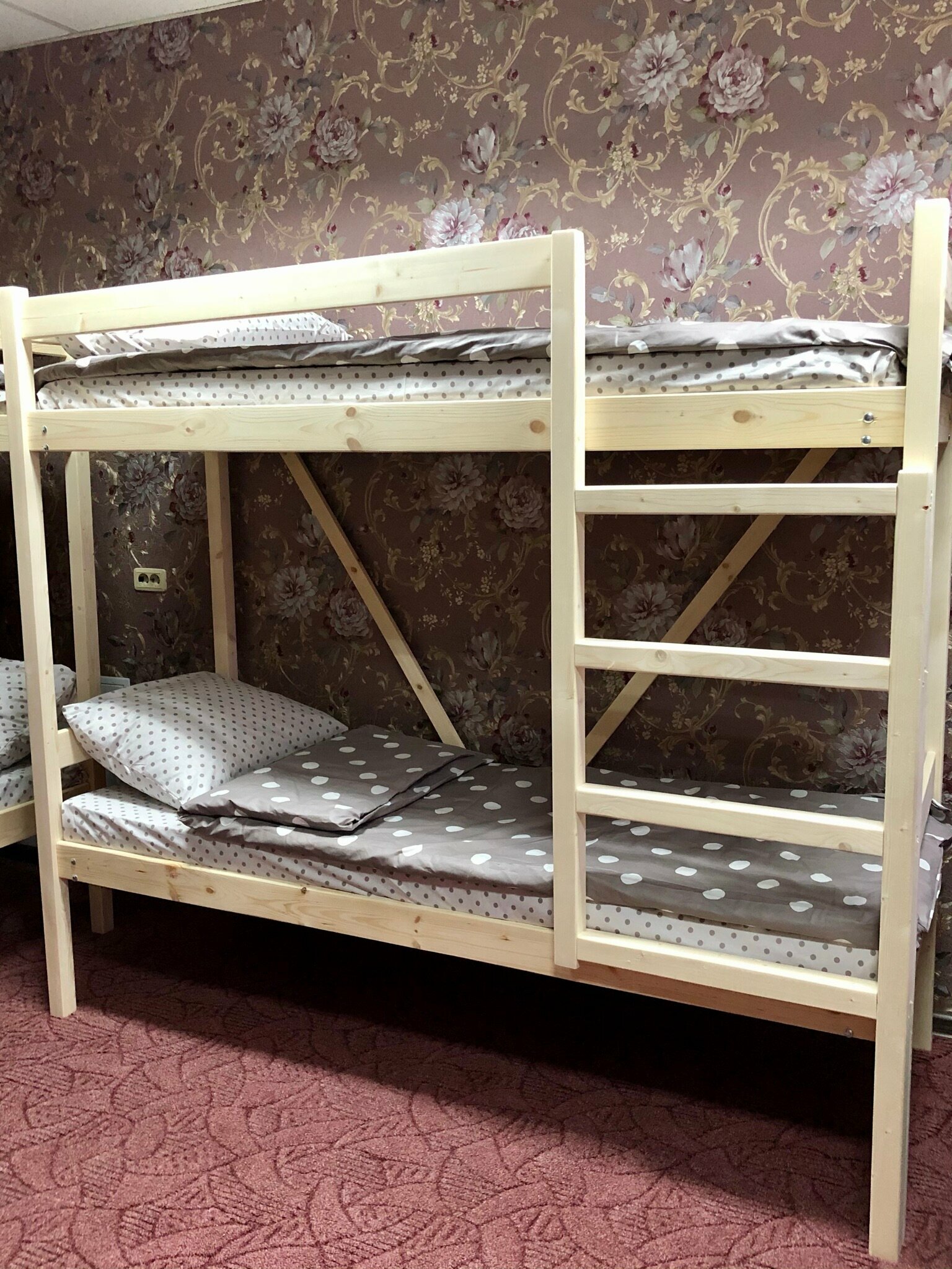 Односпальная кровать в общем номере с 10 кроватями