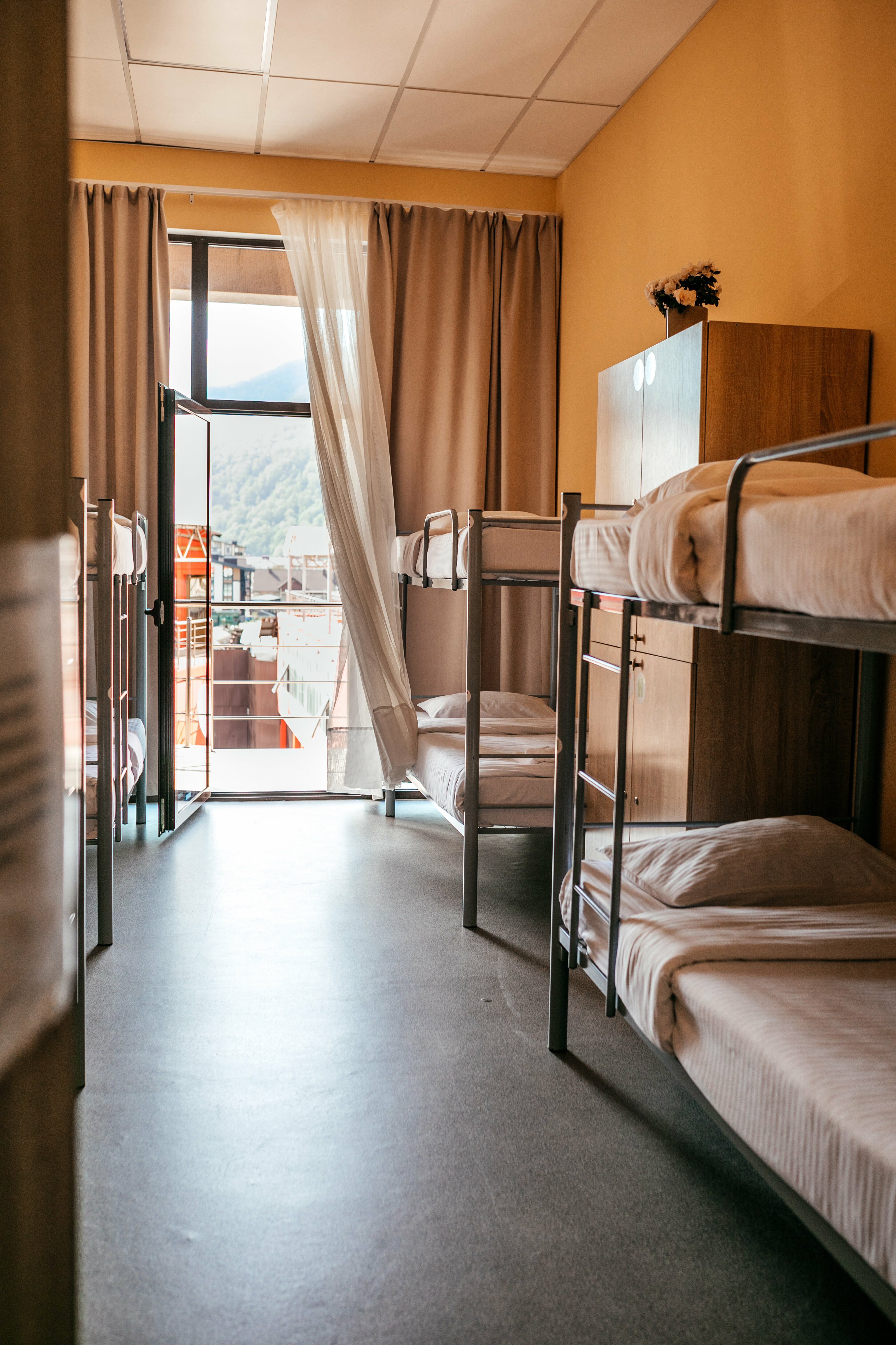 Спальное место на двухъярусной кровати в общем номере для женщин