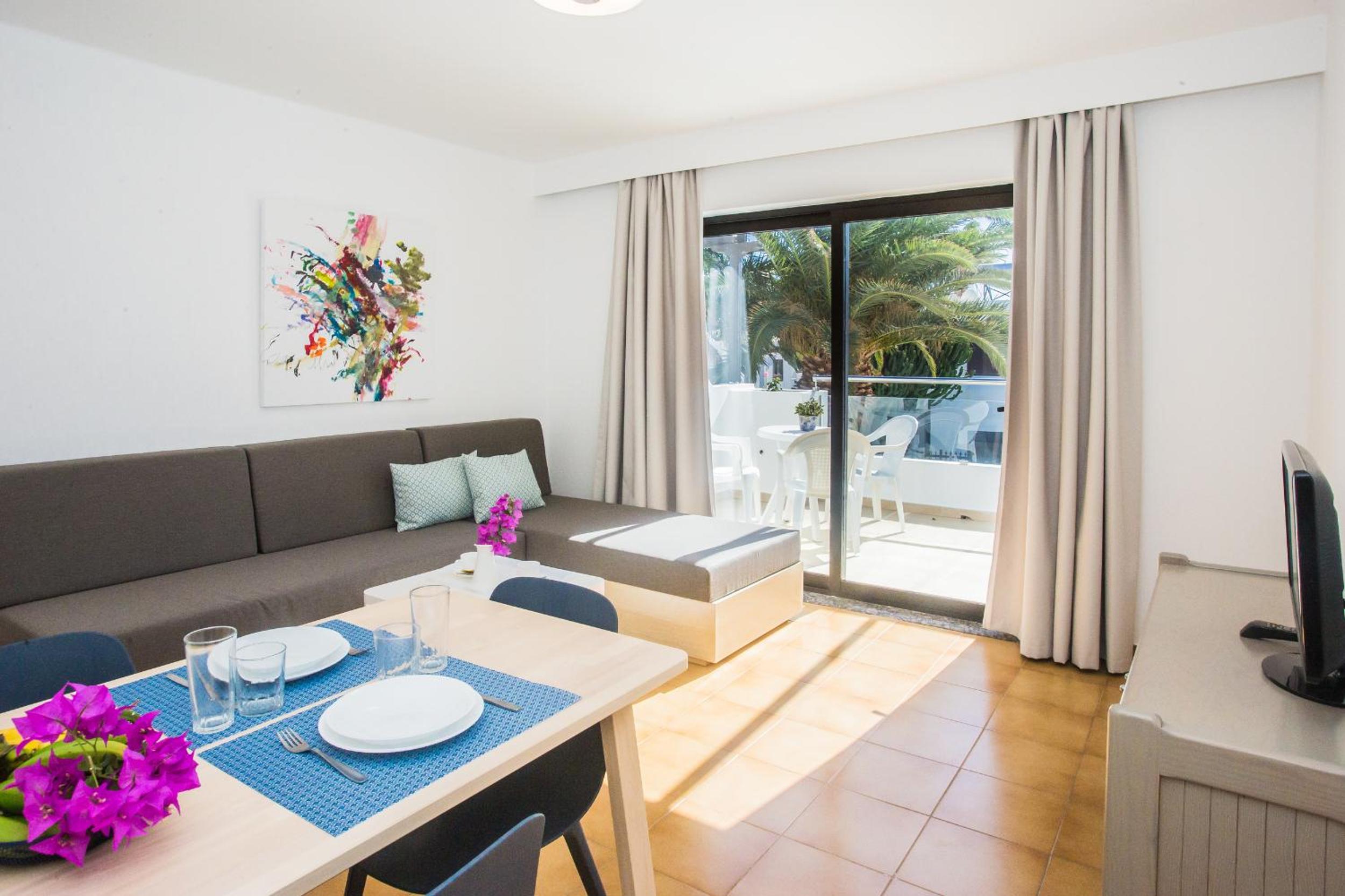 Apartment with Pool View 