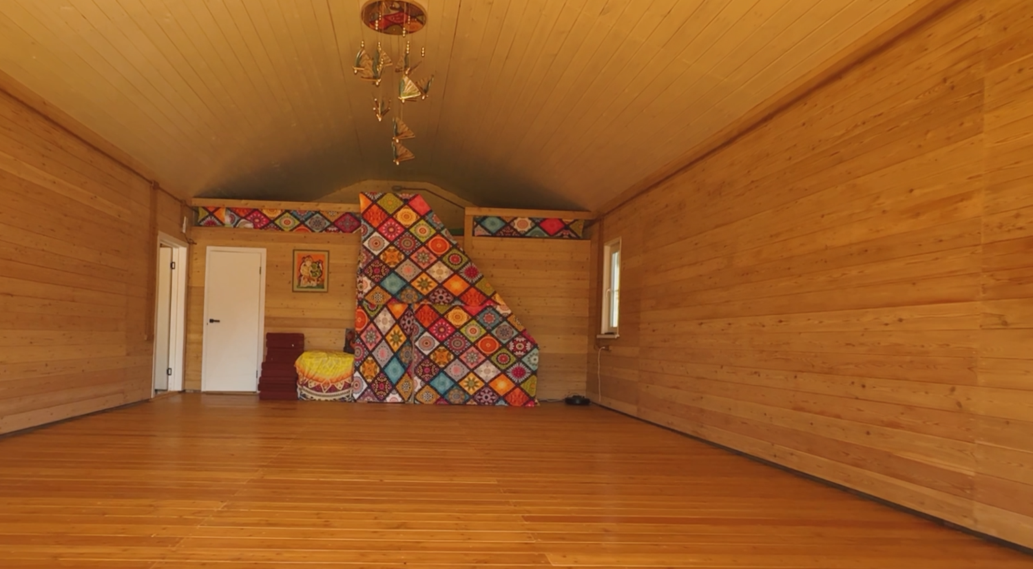 Зал для ретритов с видом на реку