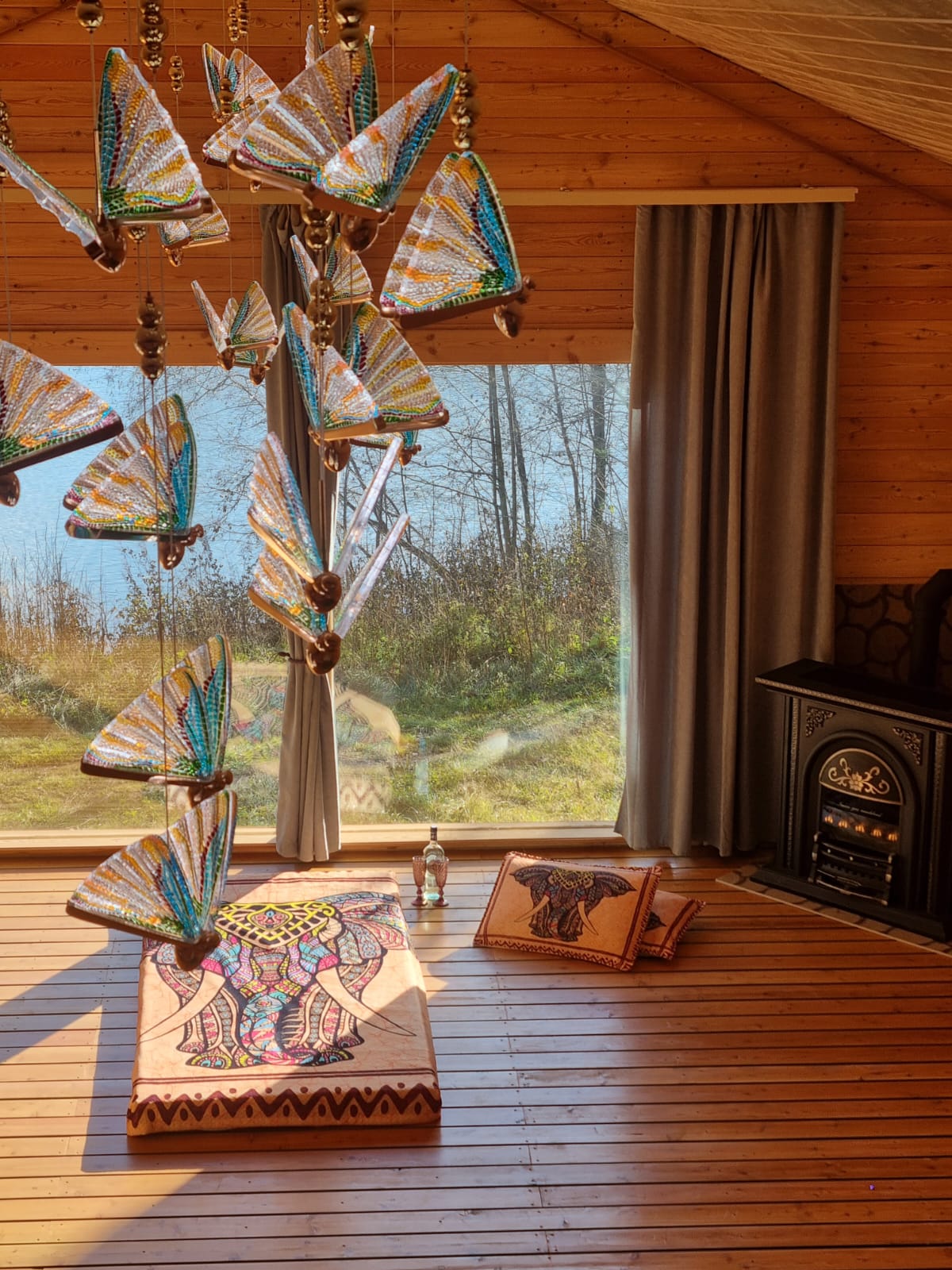 Зал для ретритов с видом на реку