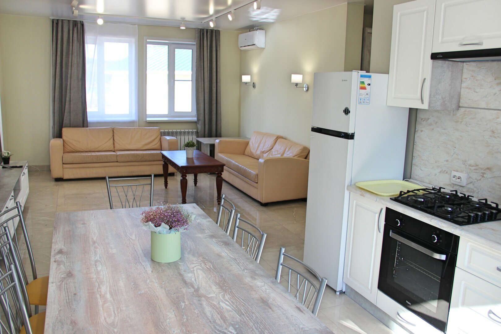 Дом с четырьмя спальнями, кухней, душем, сауной и видом на реку