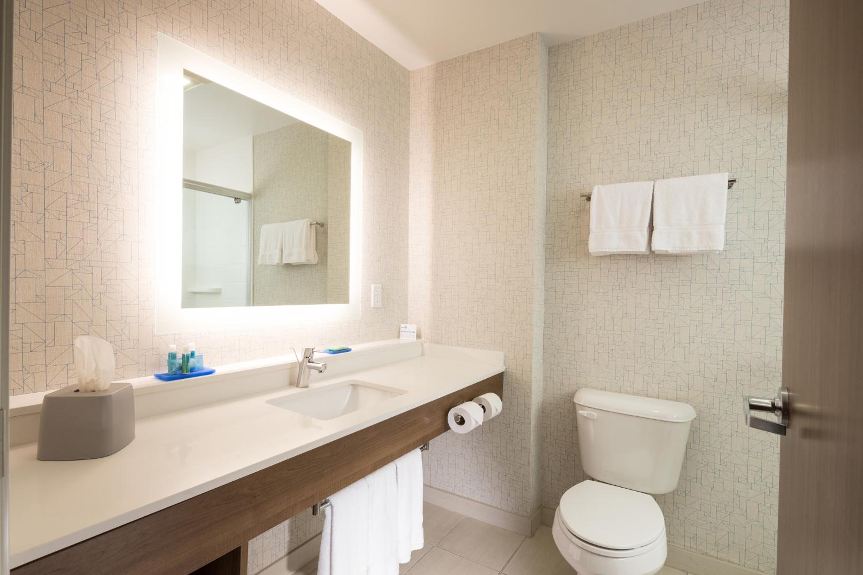 King Room - Hearing Accessible/Non-Smoking 
