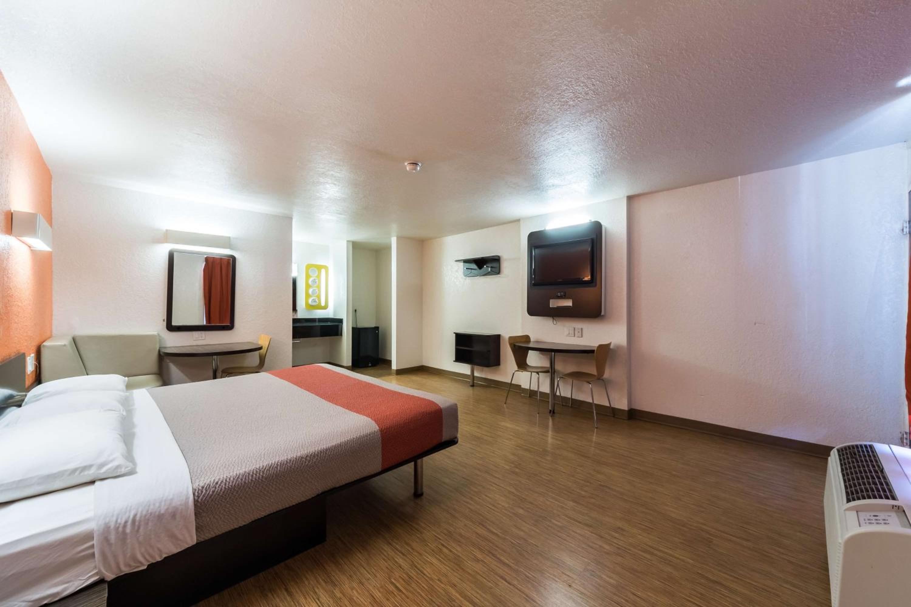 King Room - Disability Access - Non-Smoking