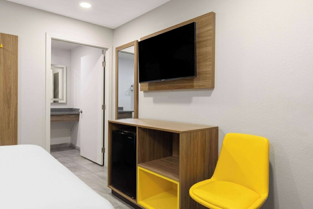 Room, 1 Queen Bed, Accessible, Non Smoking (Mobility/Hearing, Tub w/ Grab Bars)