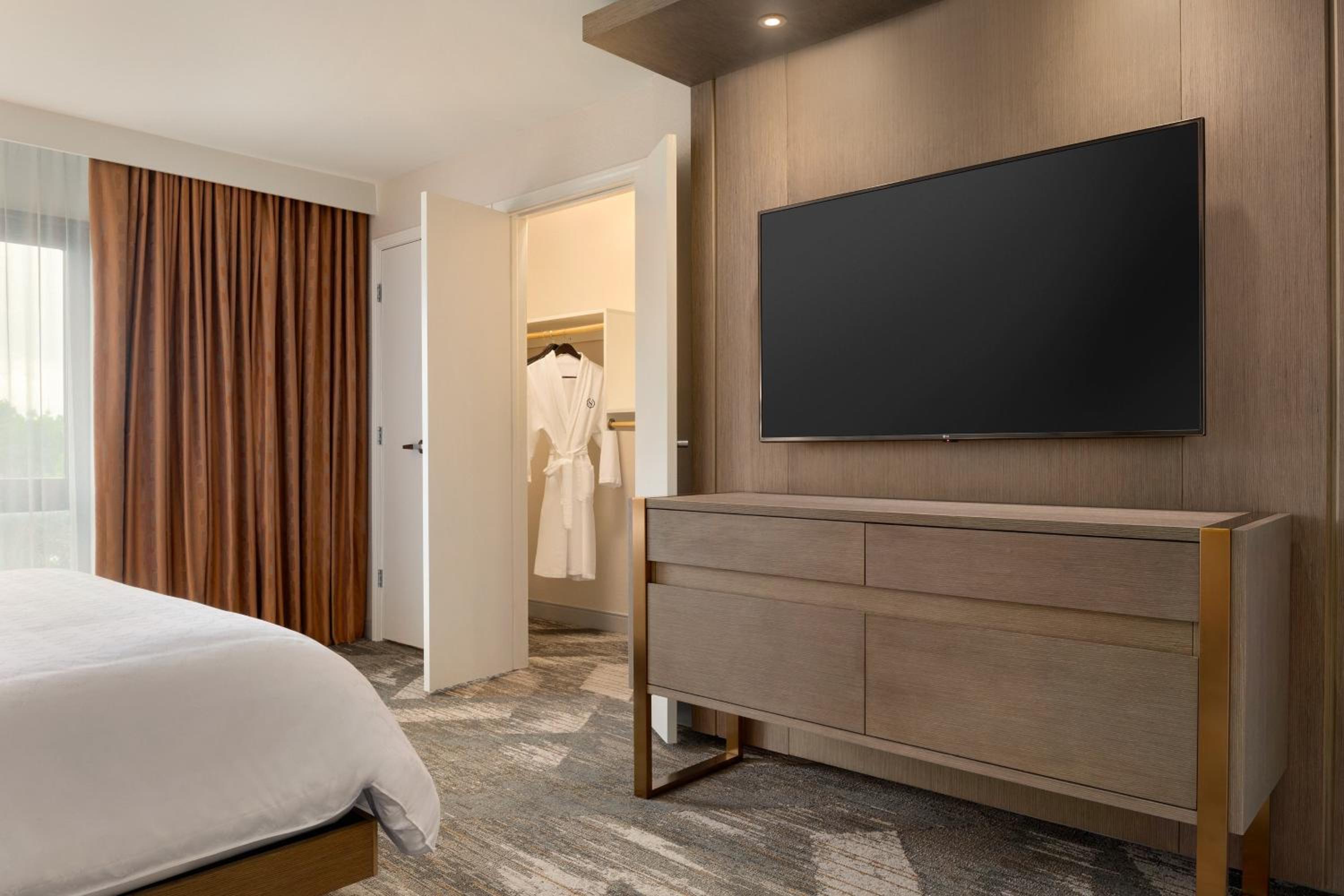 Club Level, Suite, 1 King, Sofa Bed