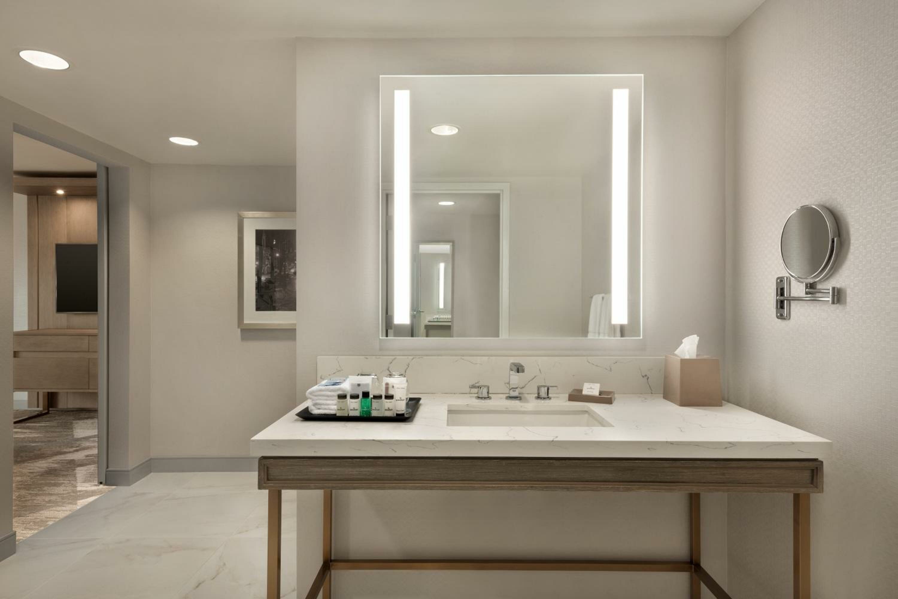 Club Level, Suite, 1 King, Sofa Bed