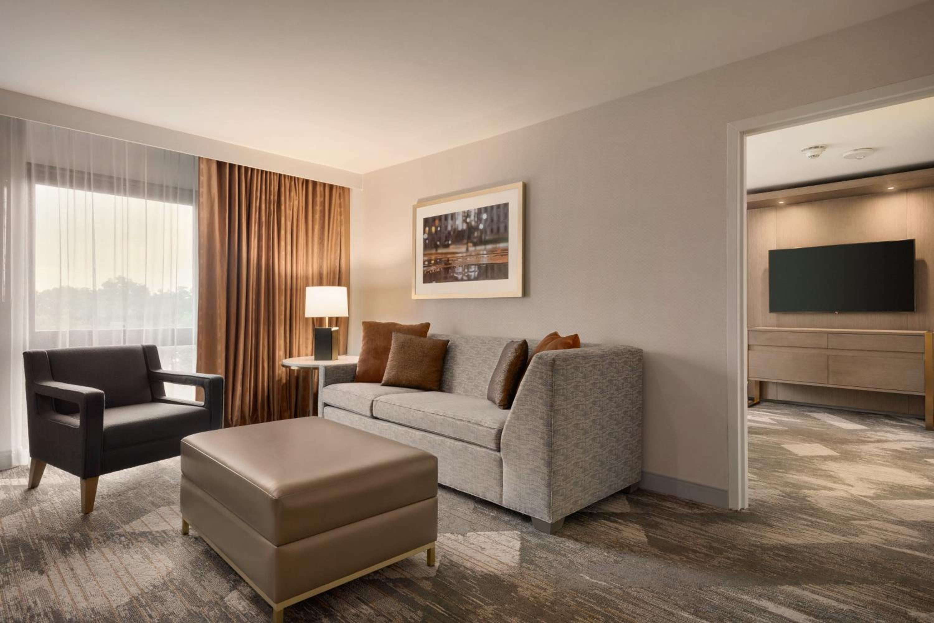 Club Level, Suite, 1 King, Sofa Bed