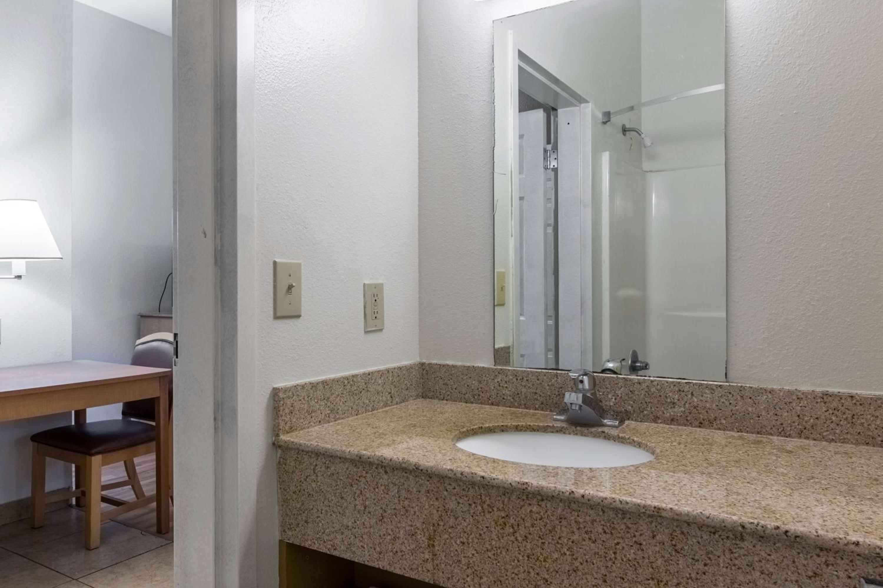 Deluxe Queen Room - Non-Smoking