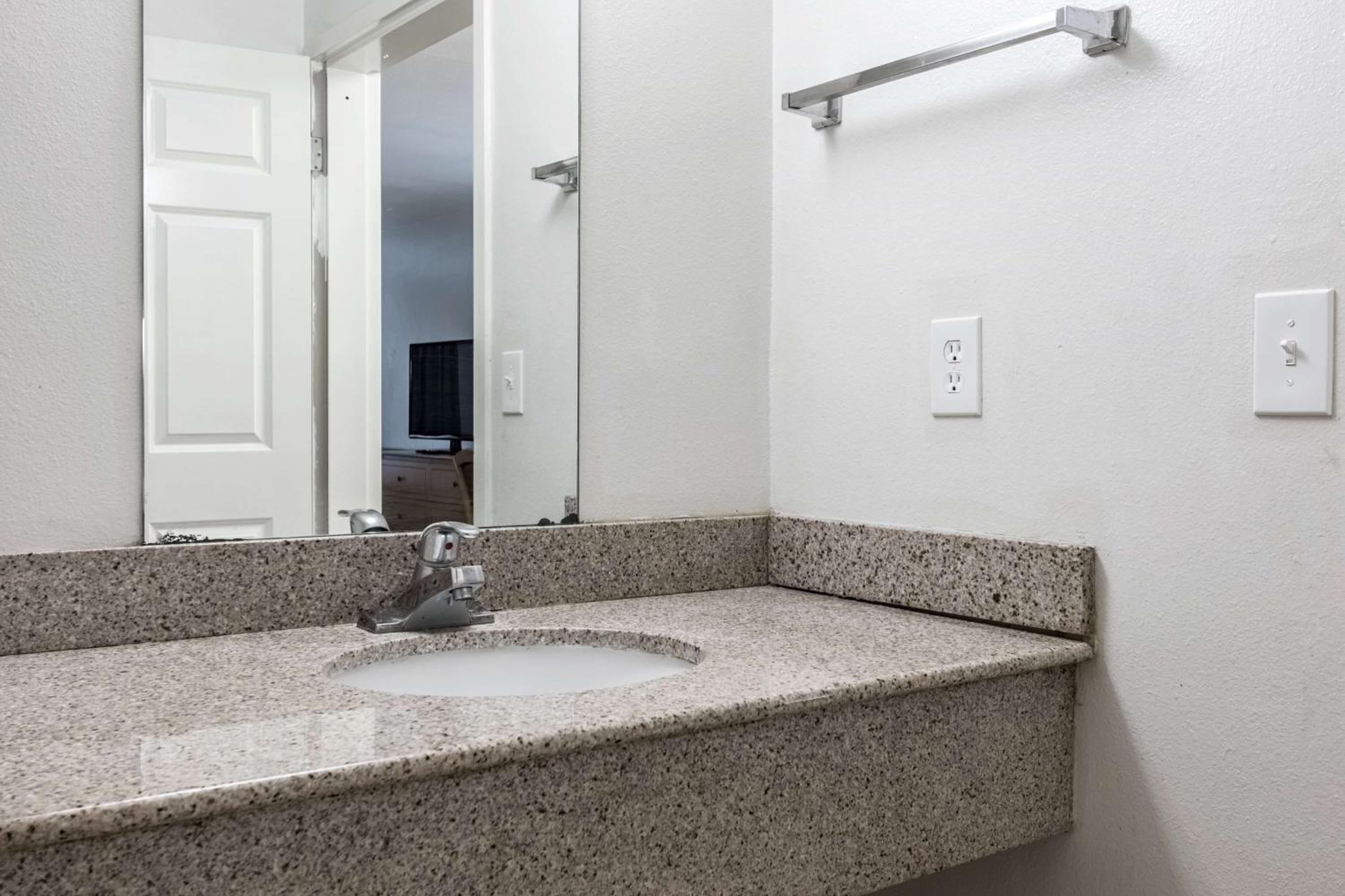 Deluxe Queen Room - Non-Smoking