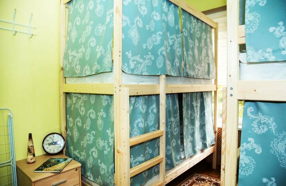 Спальное место на двухъярусной кровати в общем номере для мужчин и женщин