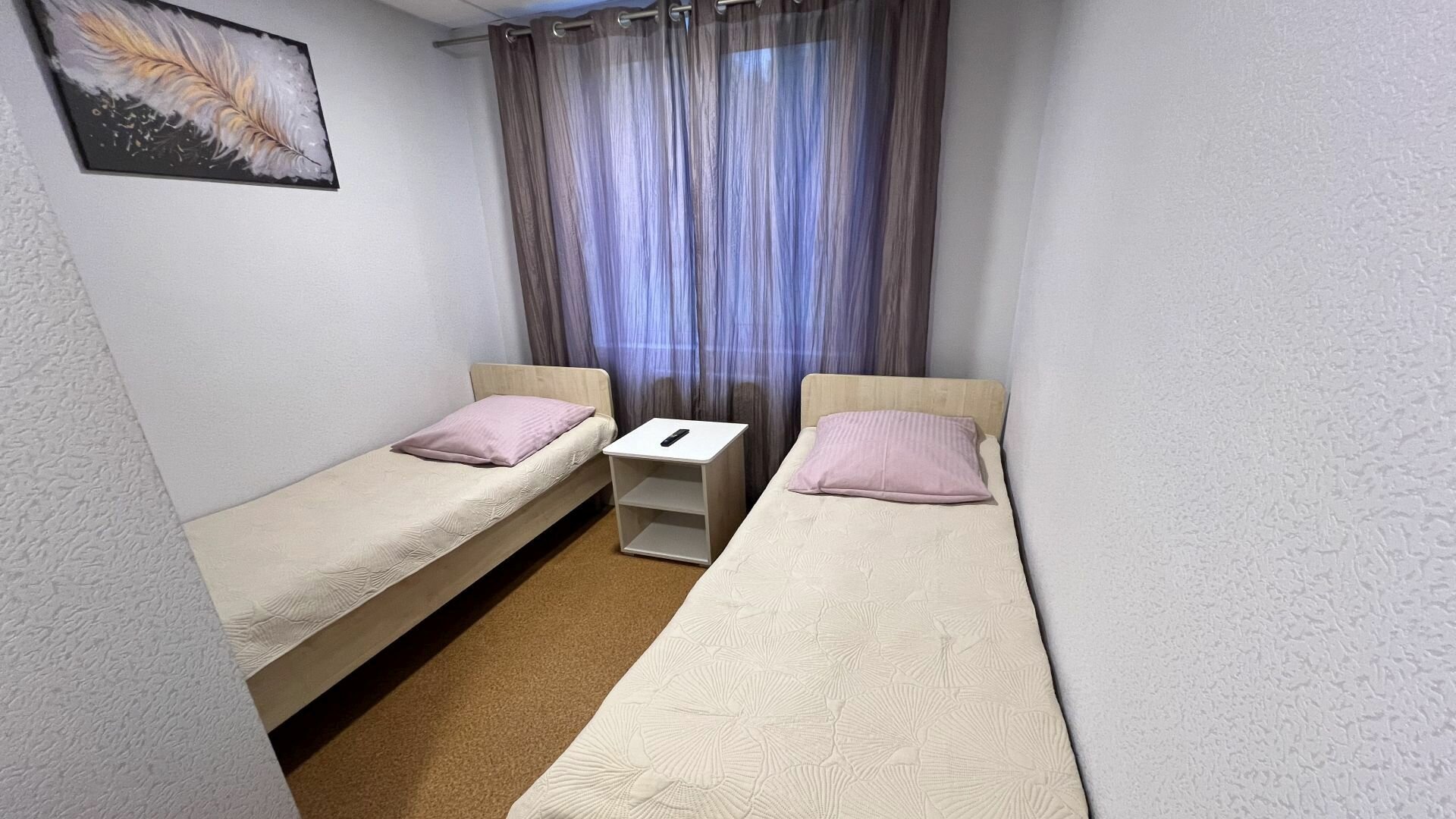 Небольшой двухместный номер с 2 отдельными кроватями