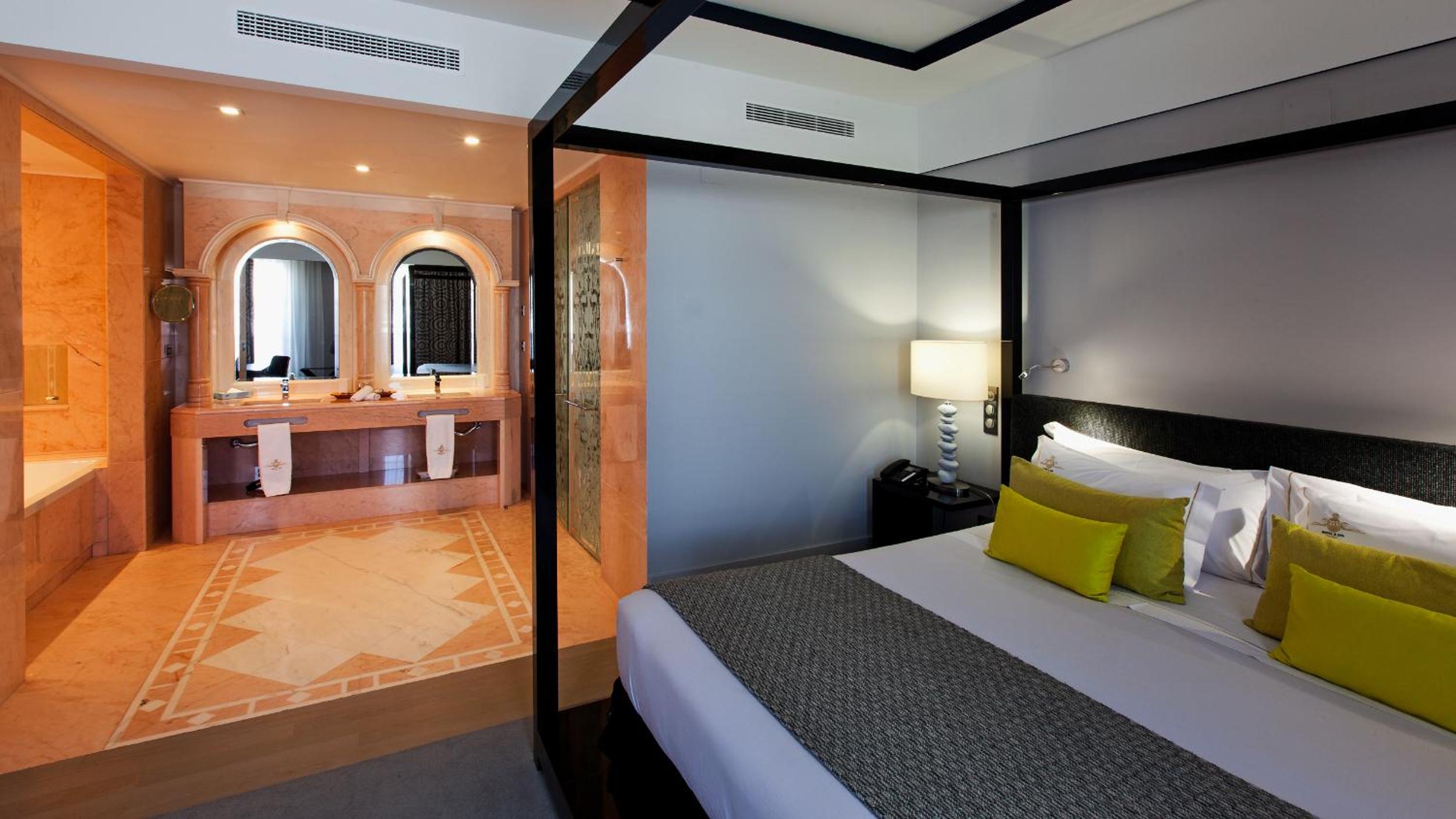 Family Suite (2 Adults + 2 Children)