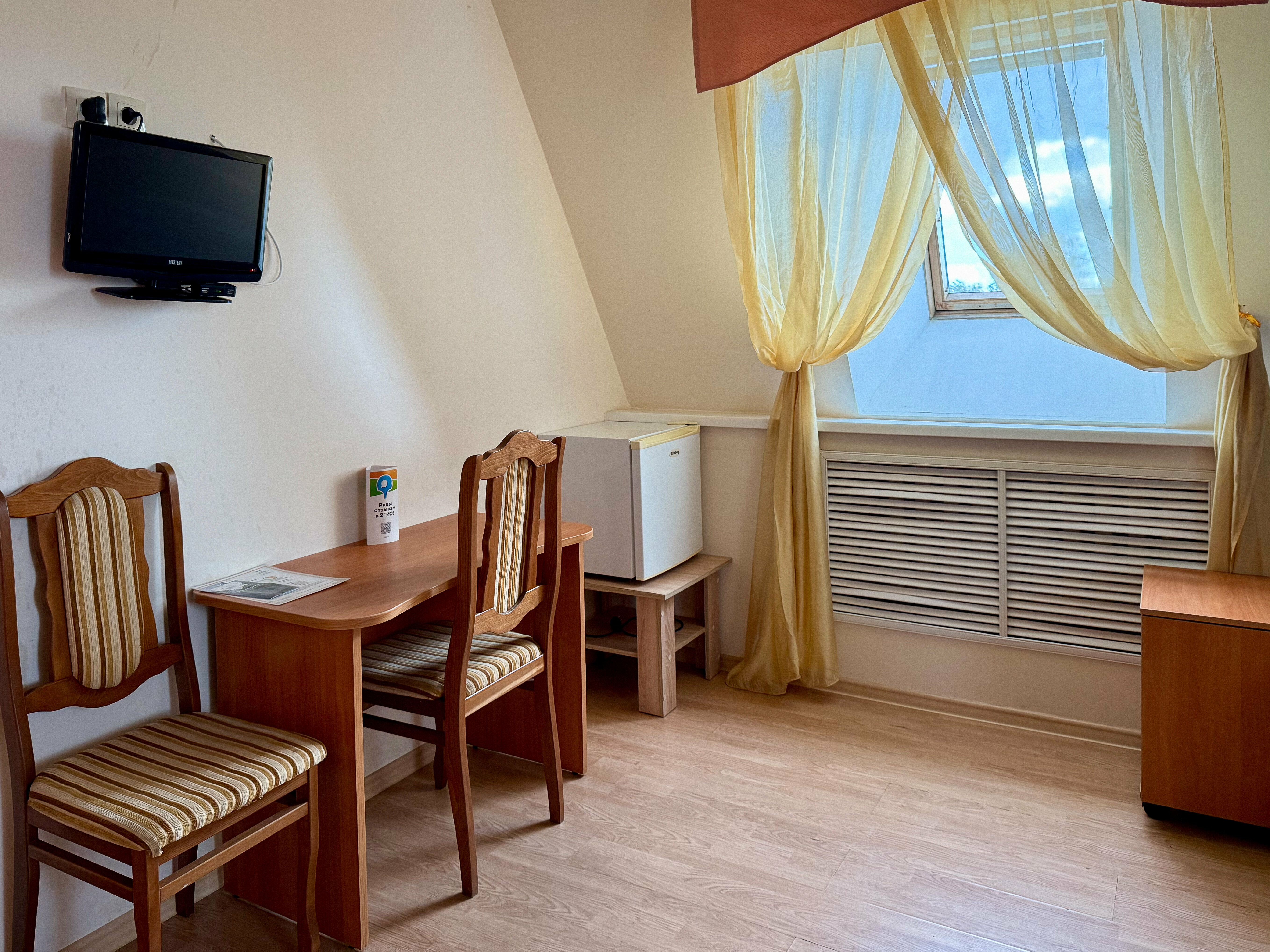 Четырехместный номер эконом-класса с общей ванной комнатой