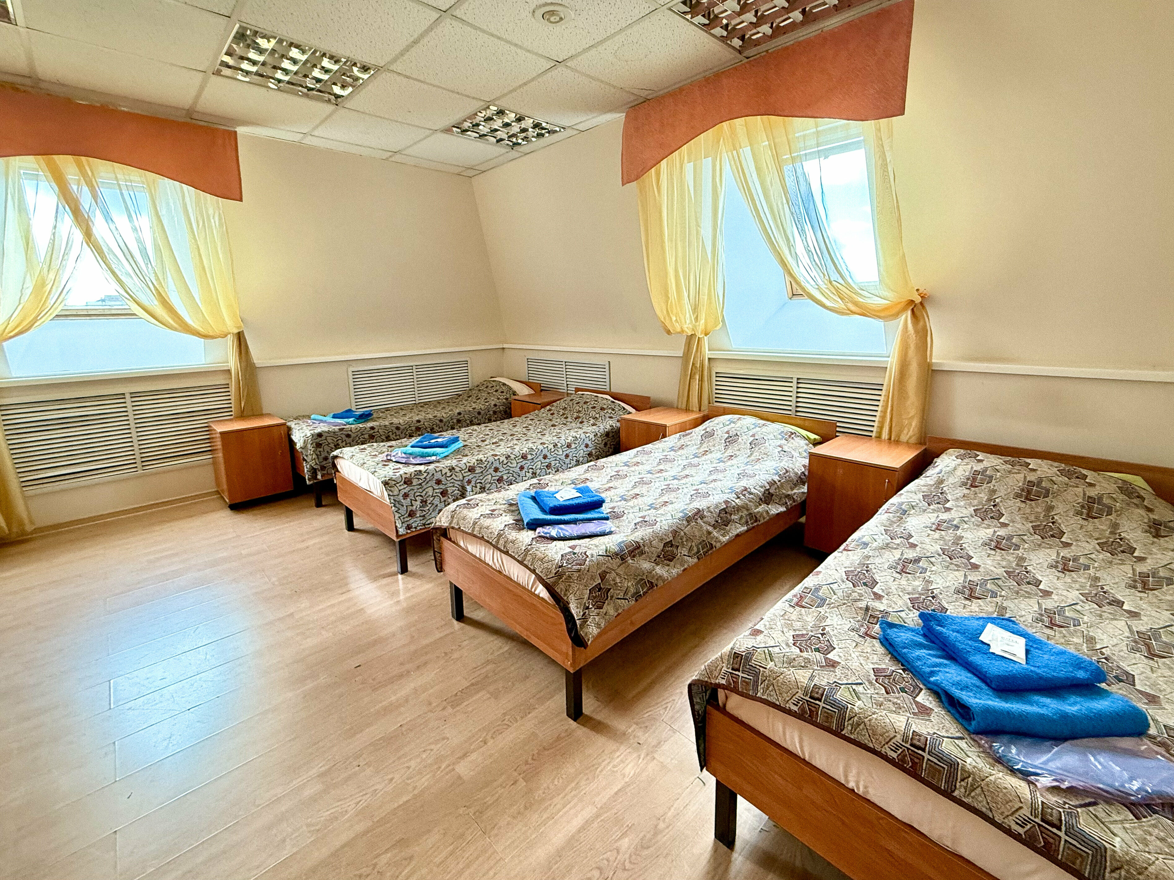 Четырехместный номер эконом-класса с общей ванной комнатой