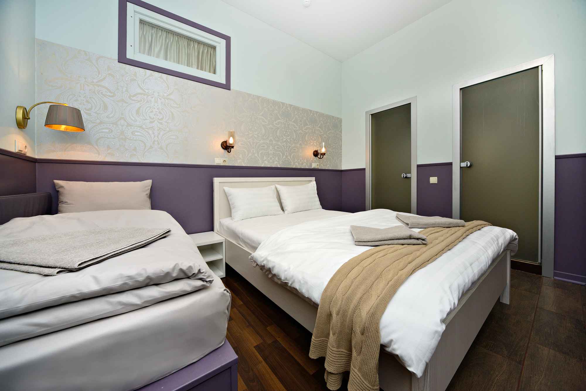 Семейный трёхместный люкс с душем и туалетной комнатой, с большой 2х местной и 1 месnной кроватями, без окна