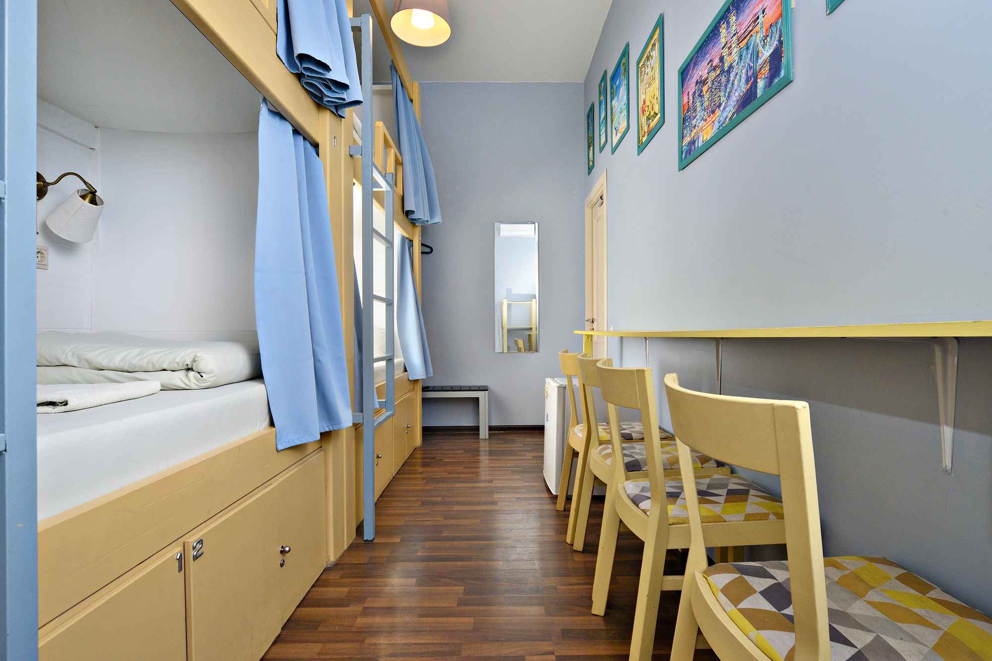 Кровать в общем 4-местном номере для мужчин и женщин