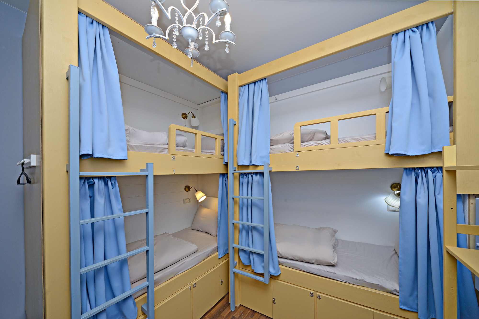 Кровать в общем 6-местном номере для мужчин и женщин без окна