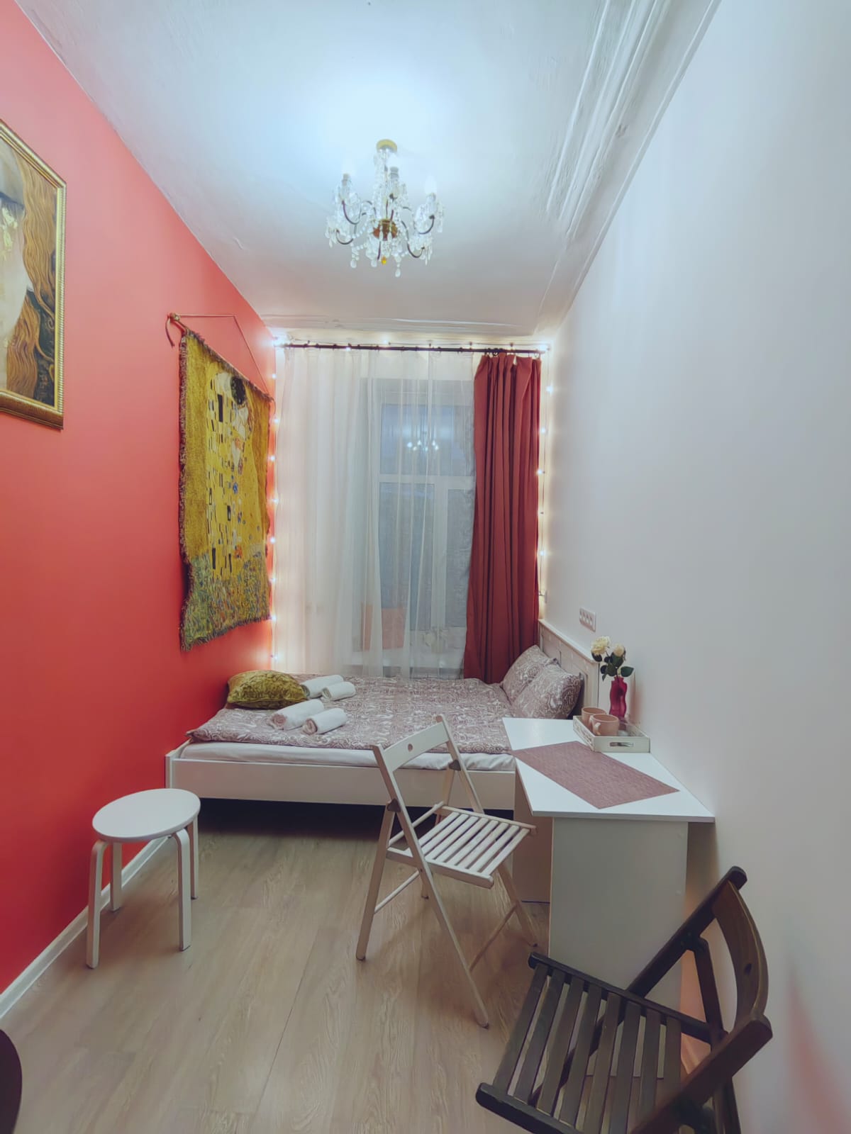 Комната "Густава". До метро и Невского 100 м. Бесконтактное размещение с возможностью хранения багажа.