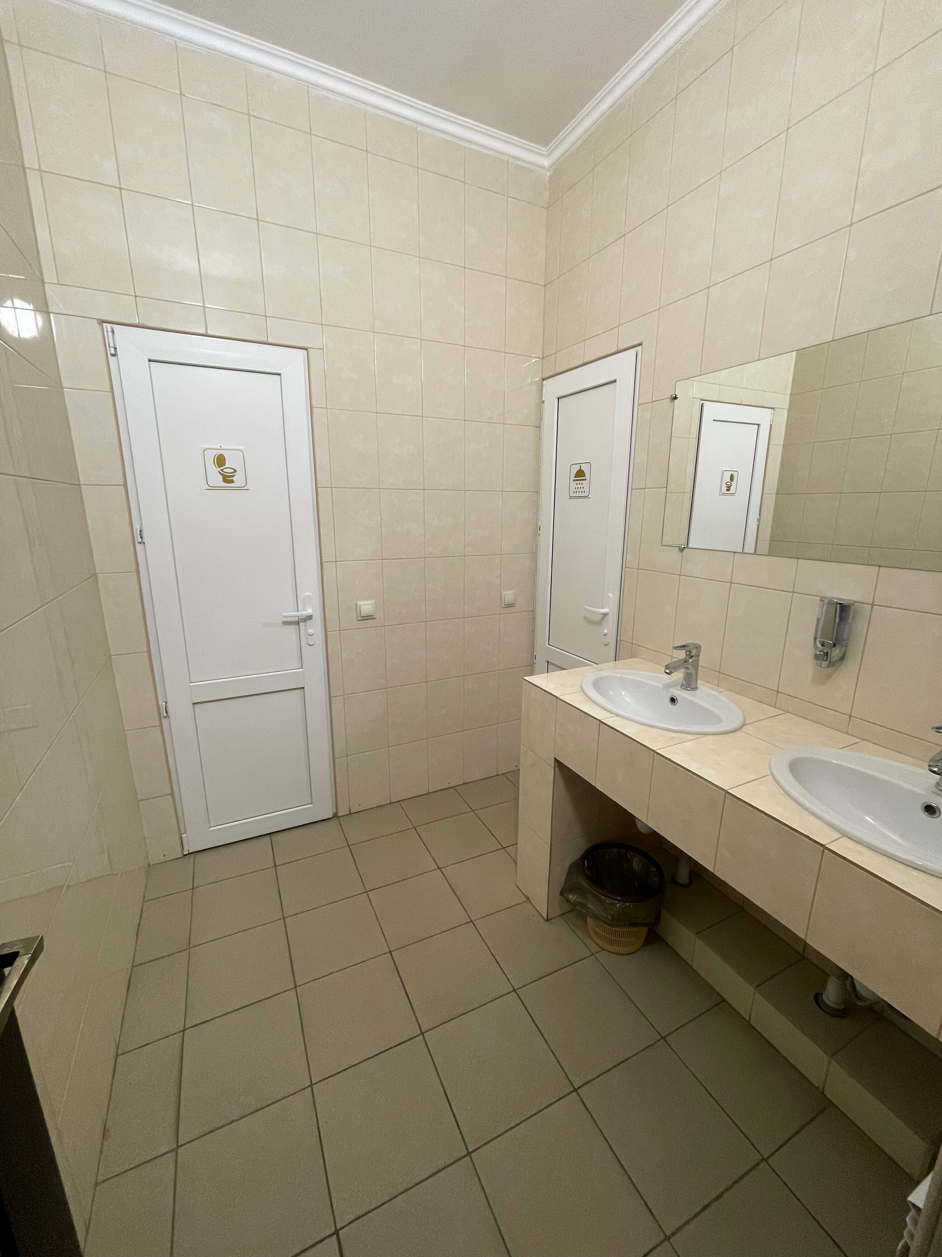 Трехместный номер с общим душем и туалетом