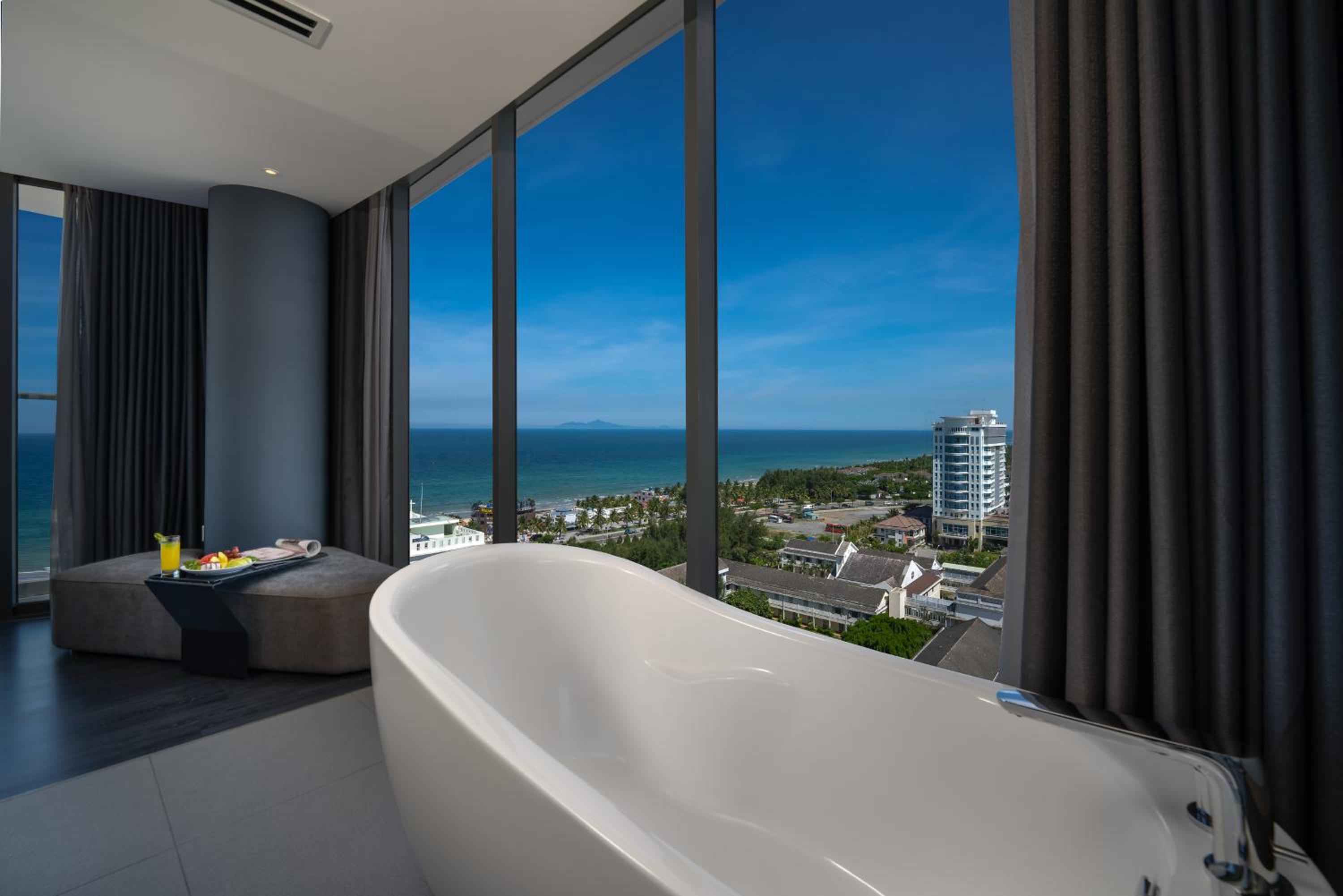 Suite with Balcony and Sea View