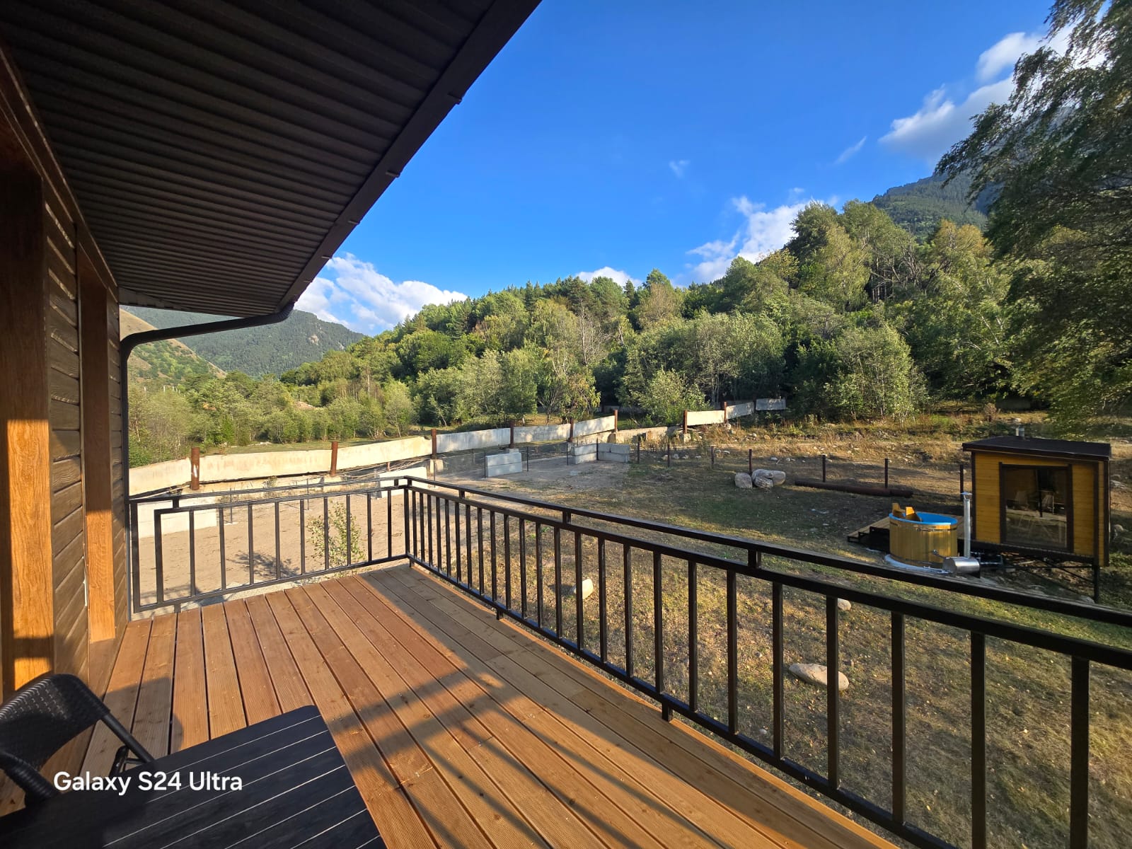 Уединенный домик с балконом