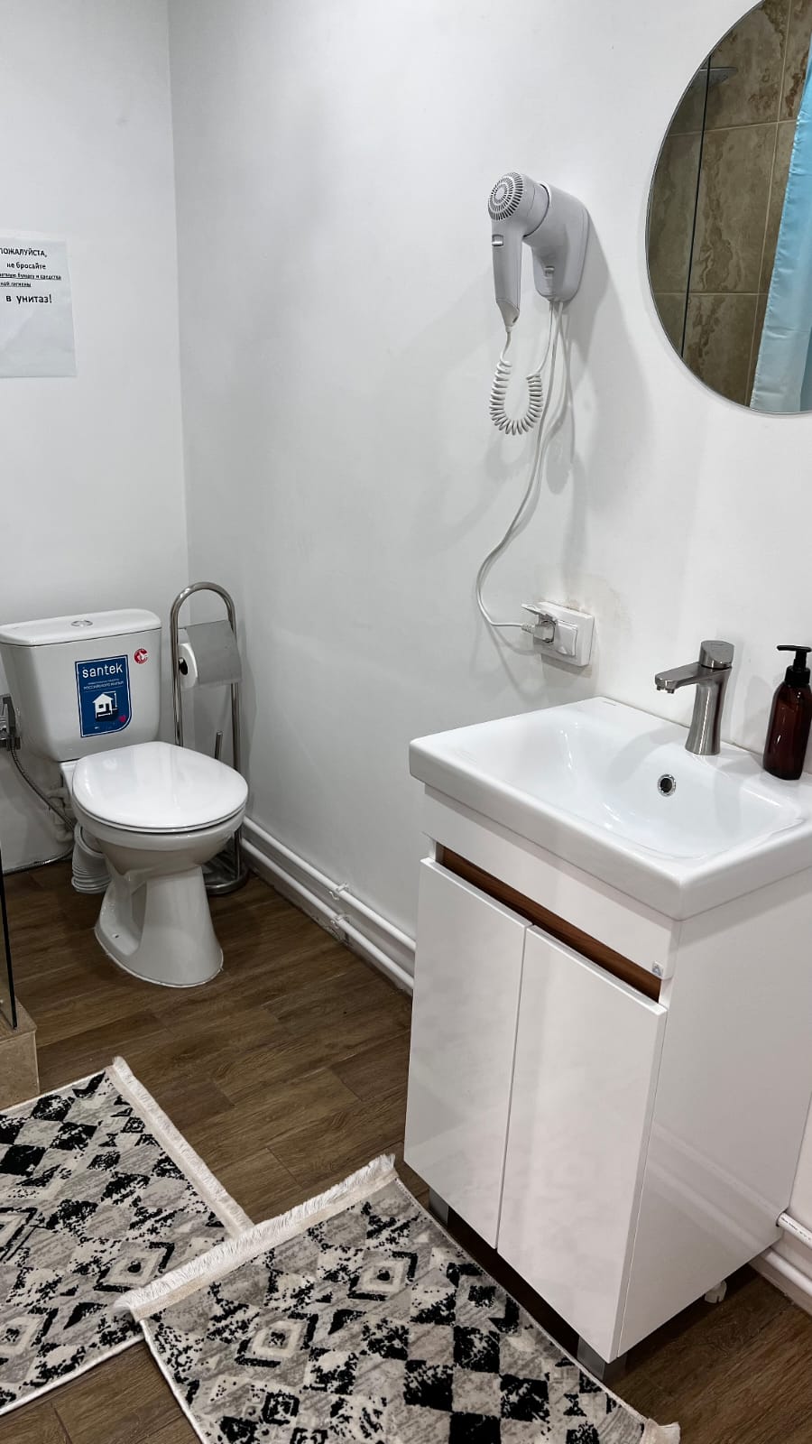 Уединенный домик с балконом