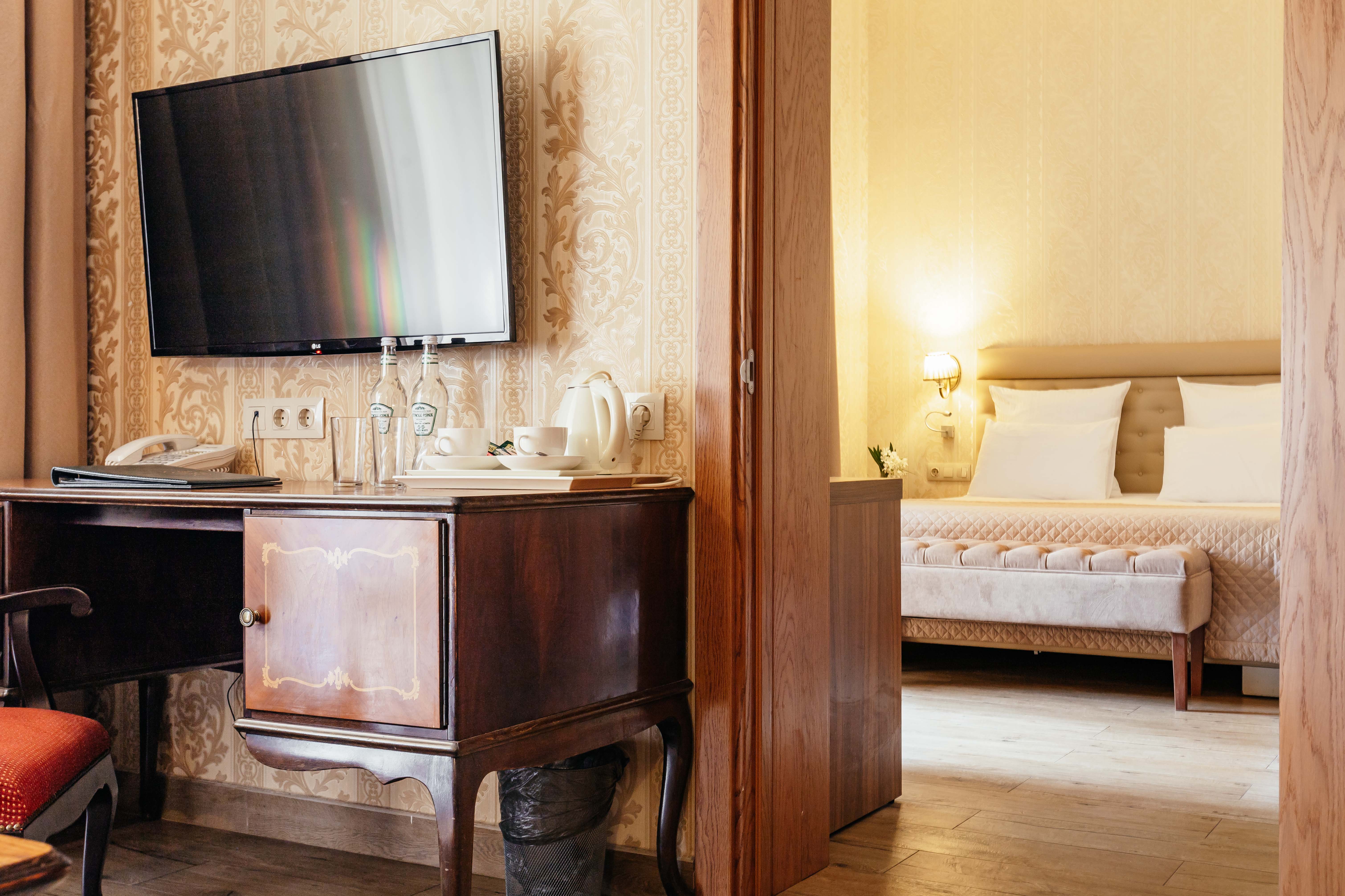 Сьюит двухкомнатный с балконом морская сторона/парк.Главный корпус 5*