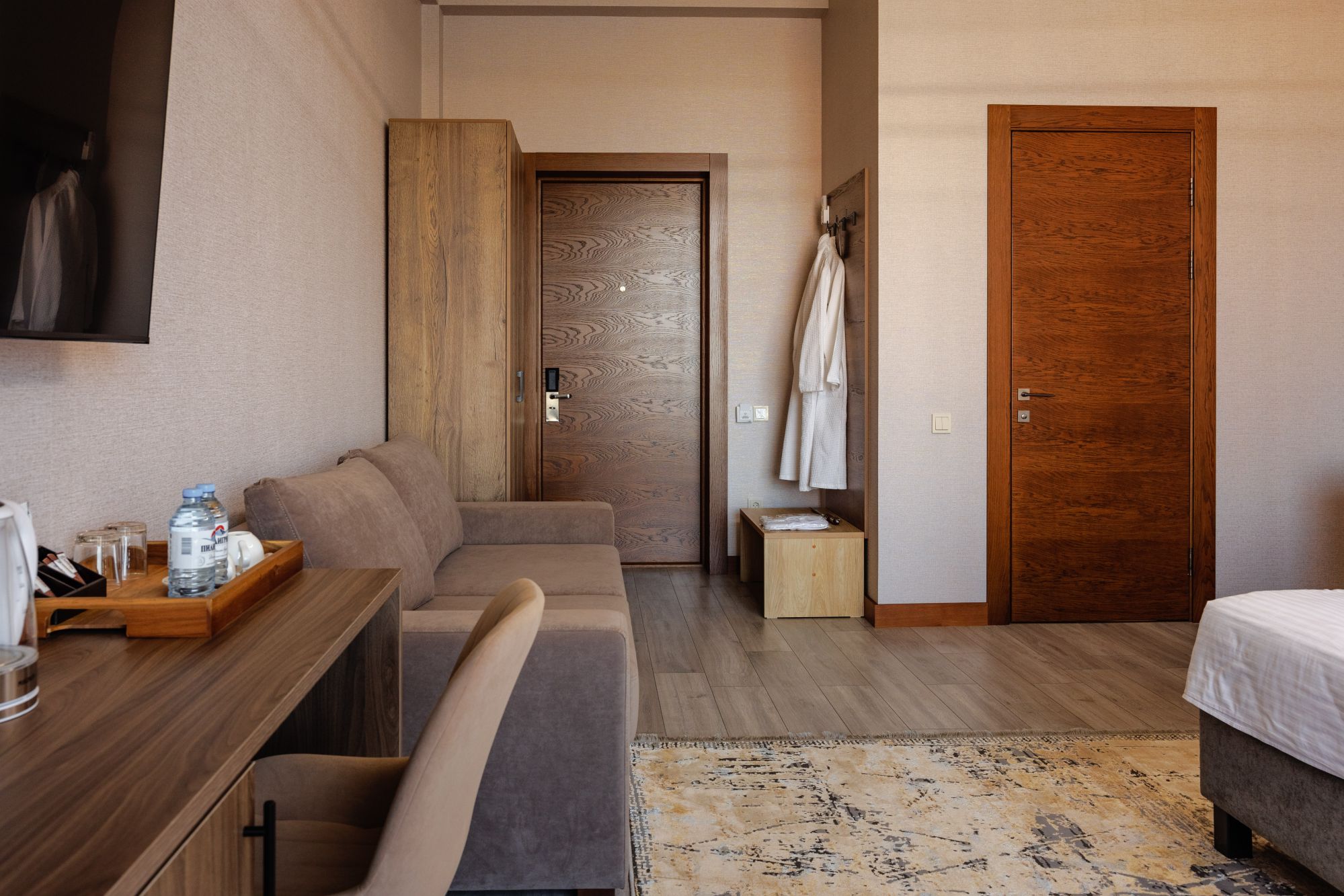 Стандартный номер с 2 односпальными кроватями и диваном