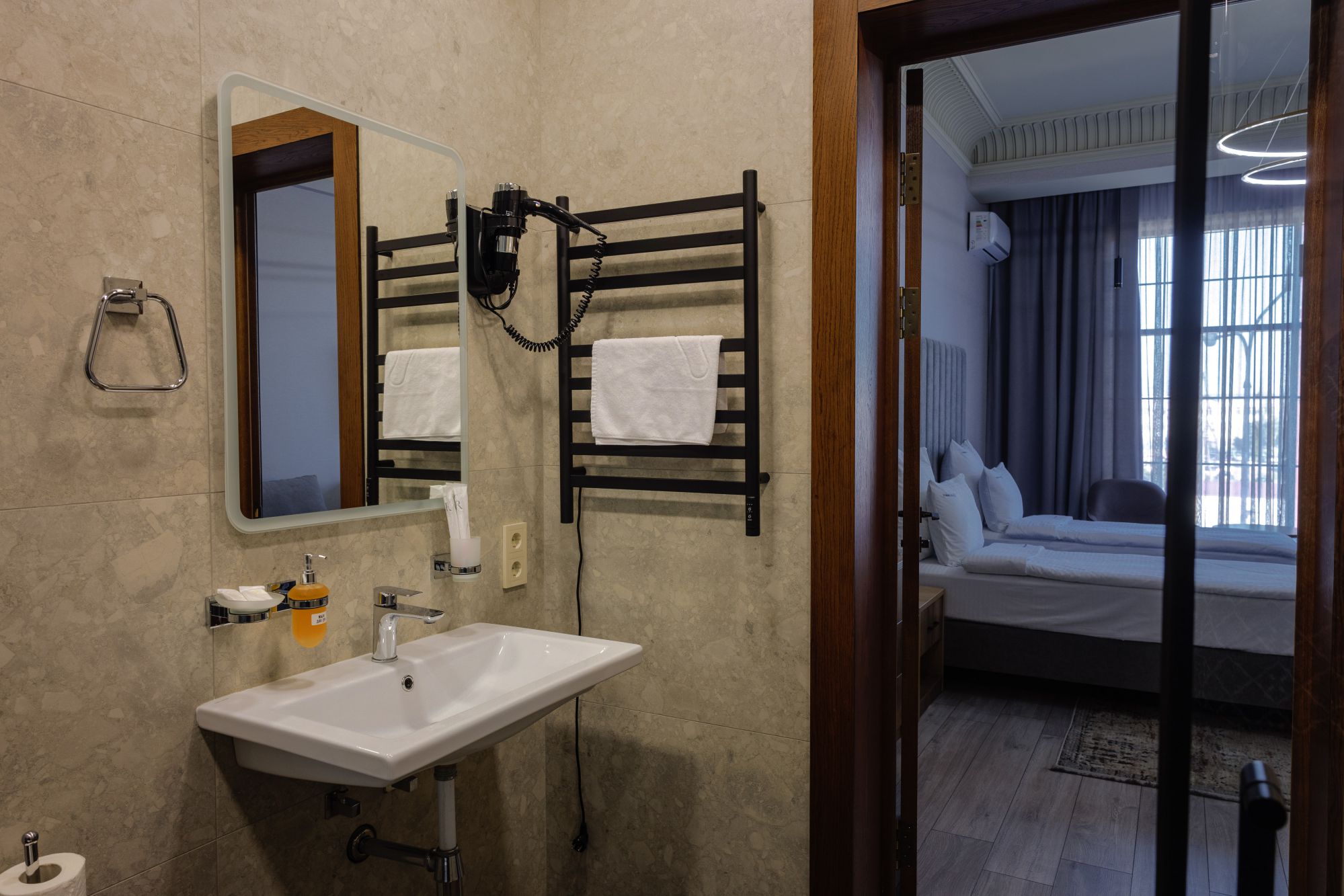 Стандартный номер с 2 односпальными кроватями и диваном