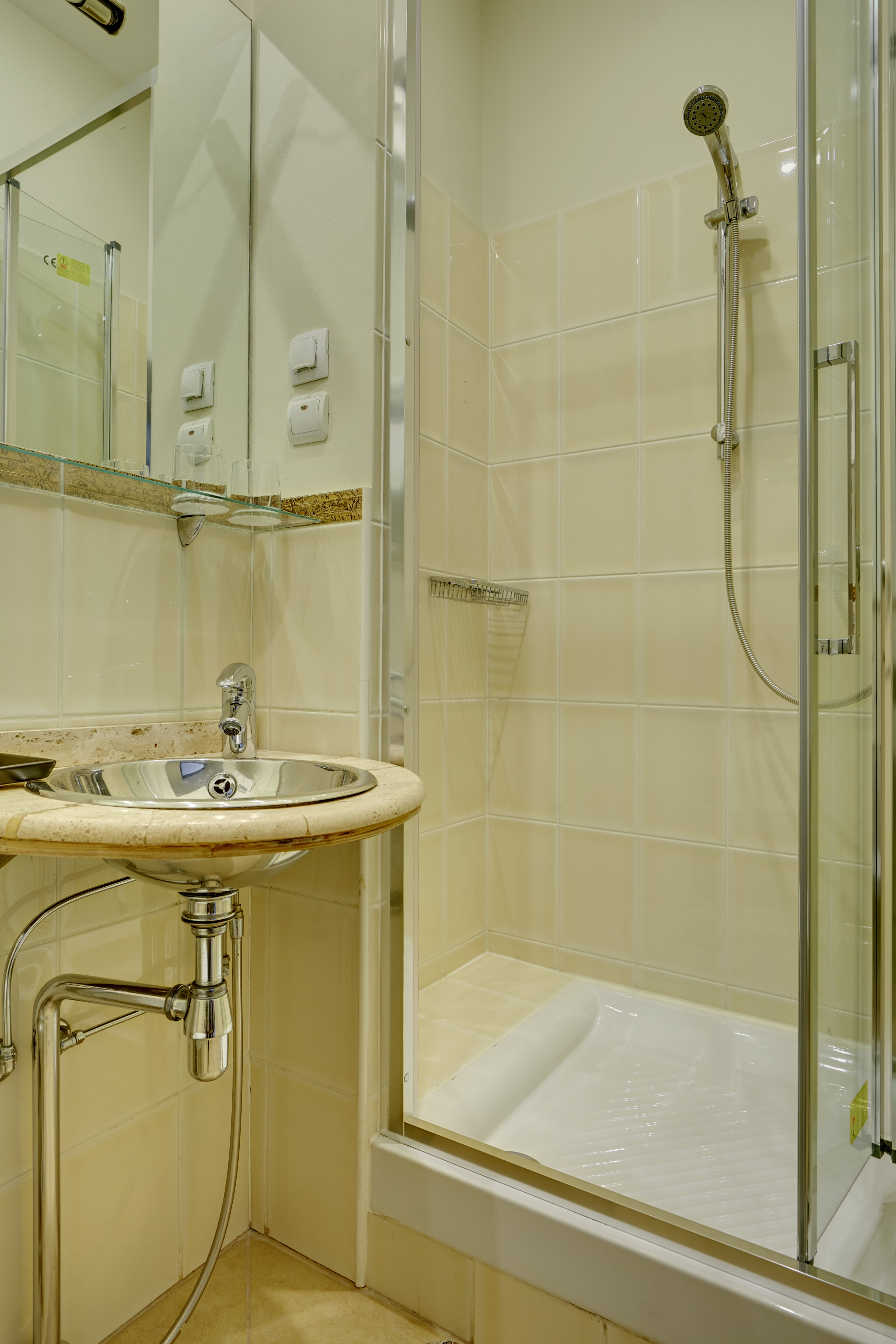 Улучшенный двухместный номер с общей двуспальной кроватью или с двумя раздельными, вид на сквер