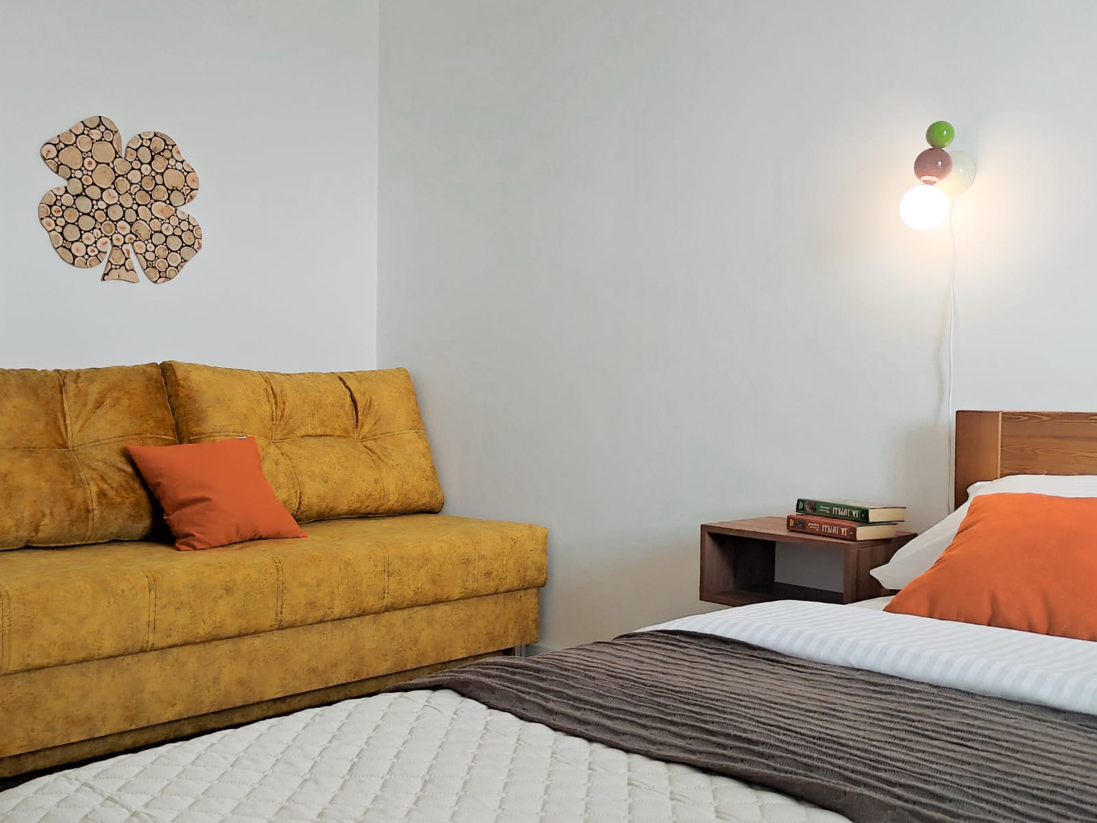 Классный Домик. 1-комнатная квартира с видом на город и облака