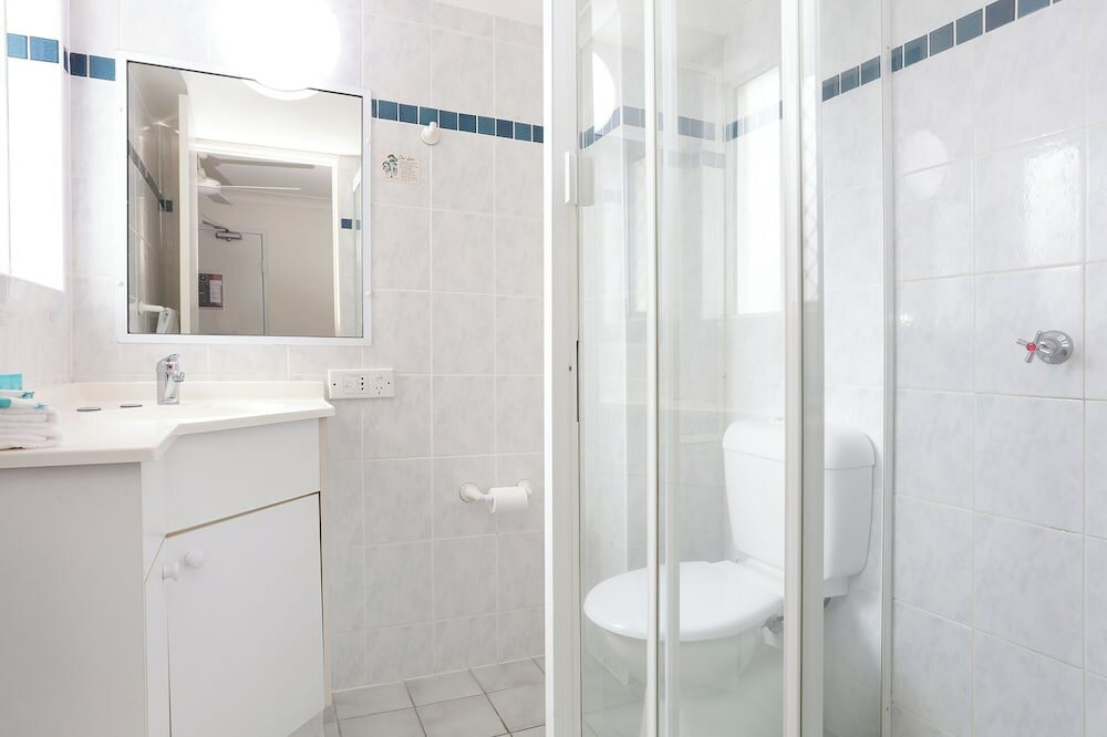 Motel Room (1 Queen Bed)