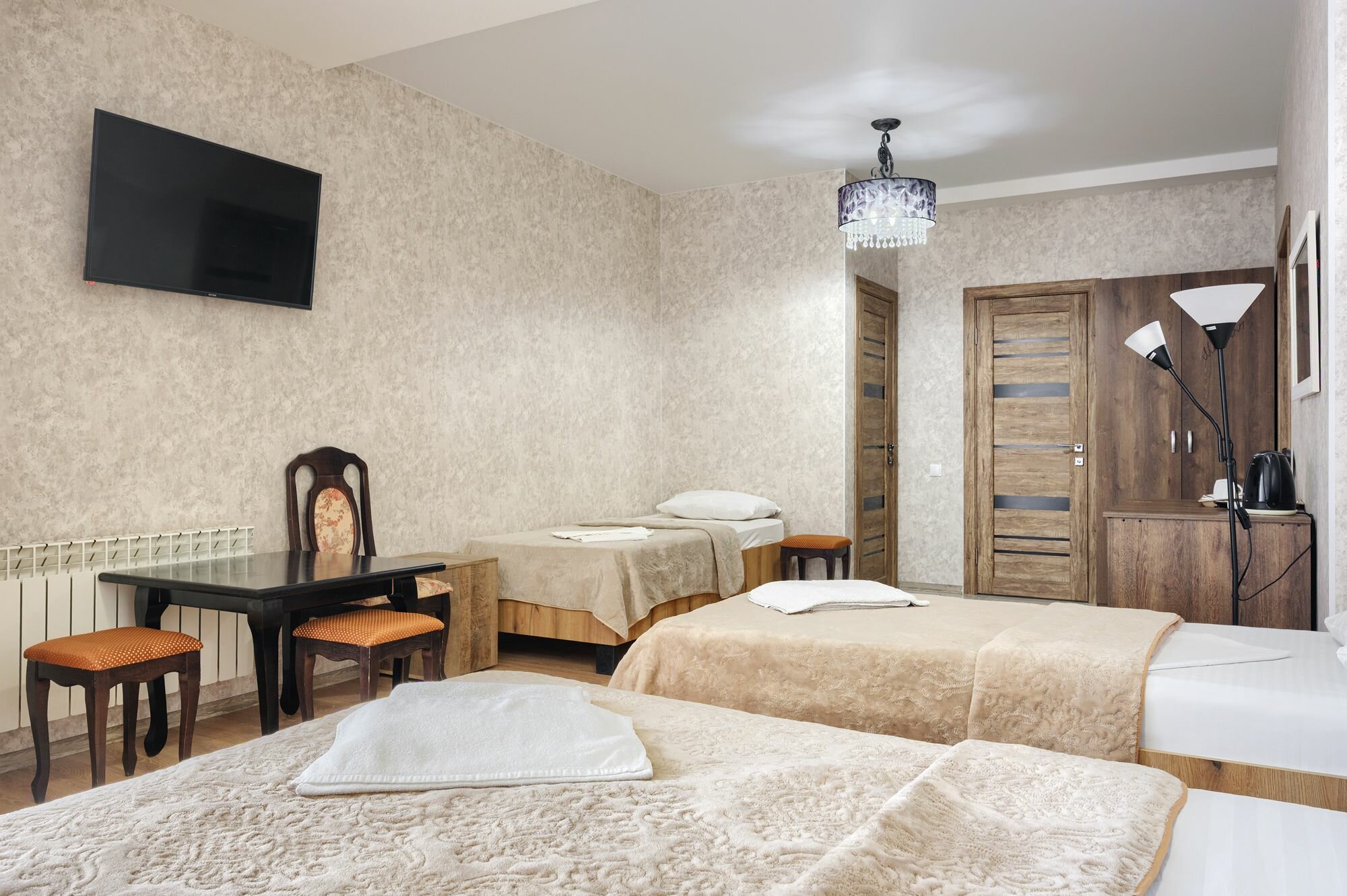 Семейный с двуспальной и двумя односпальными кроватями