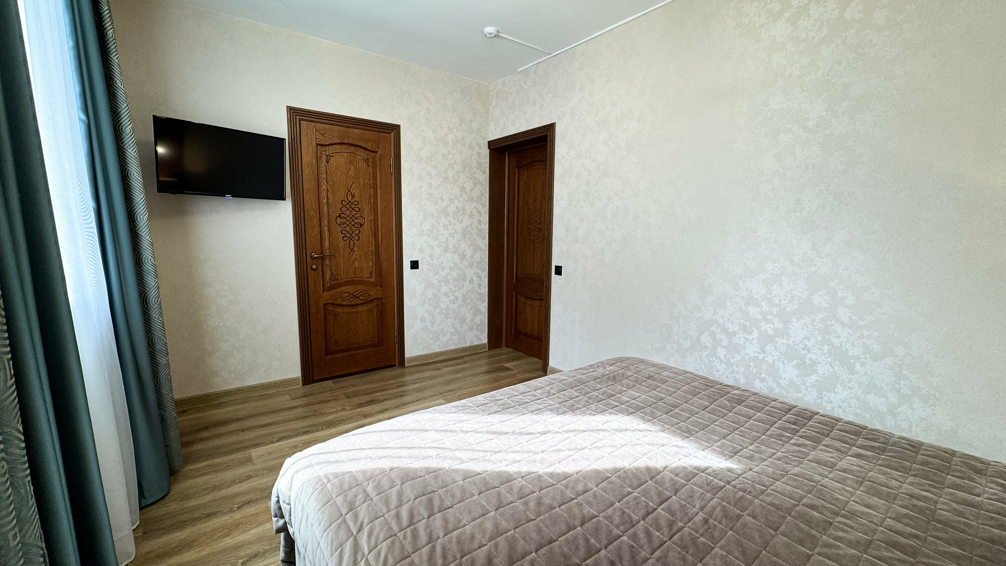 Трехместный номер с видом на горы