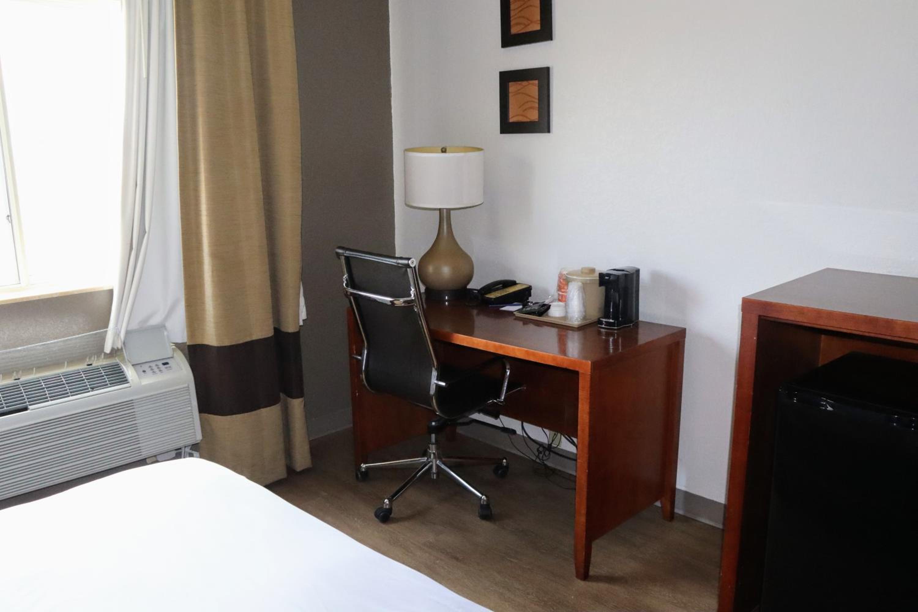 King Suite - Non-Smoking