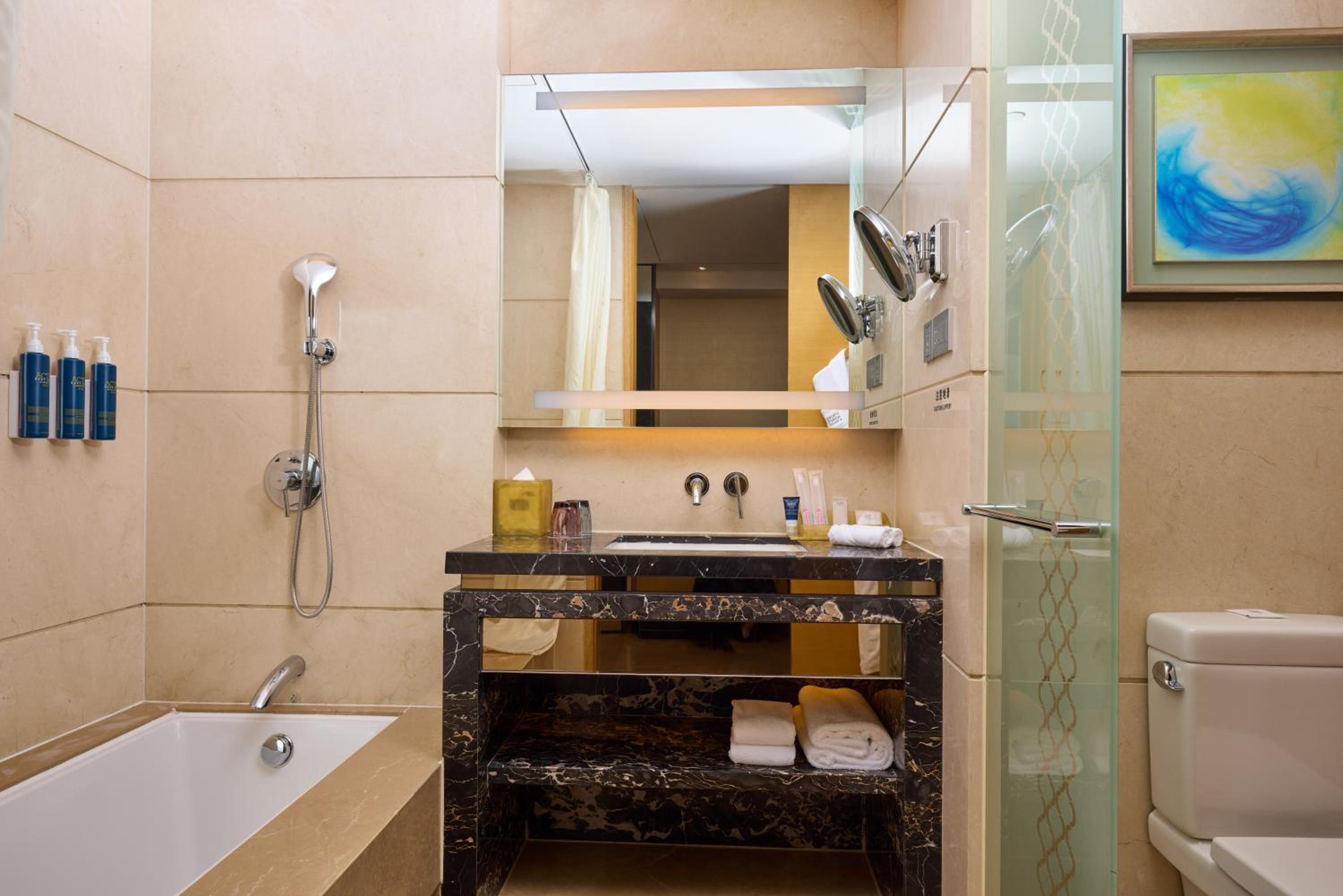 1 Bedroom Executive Suite, 1 King, City view