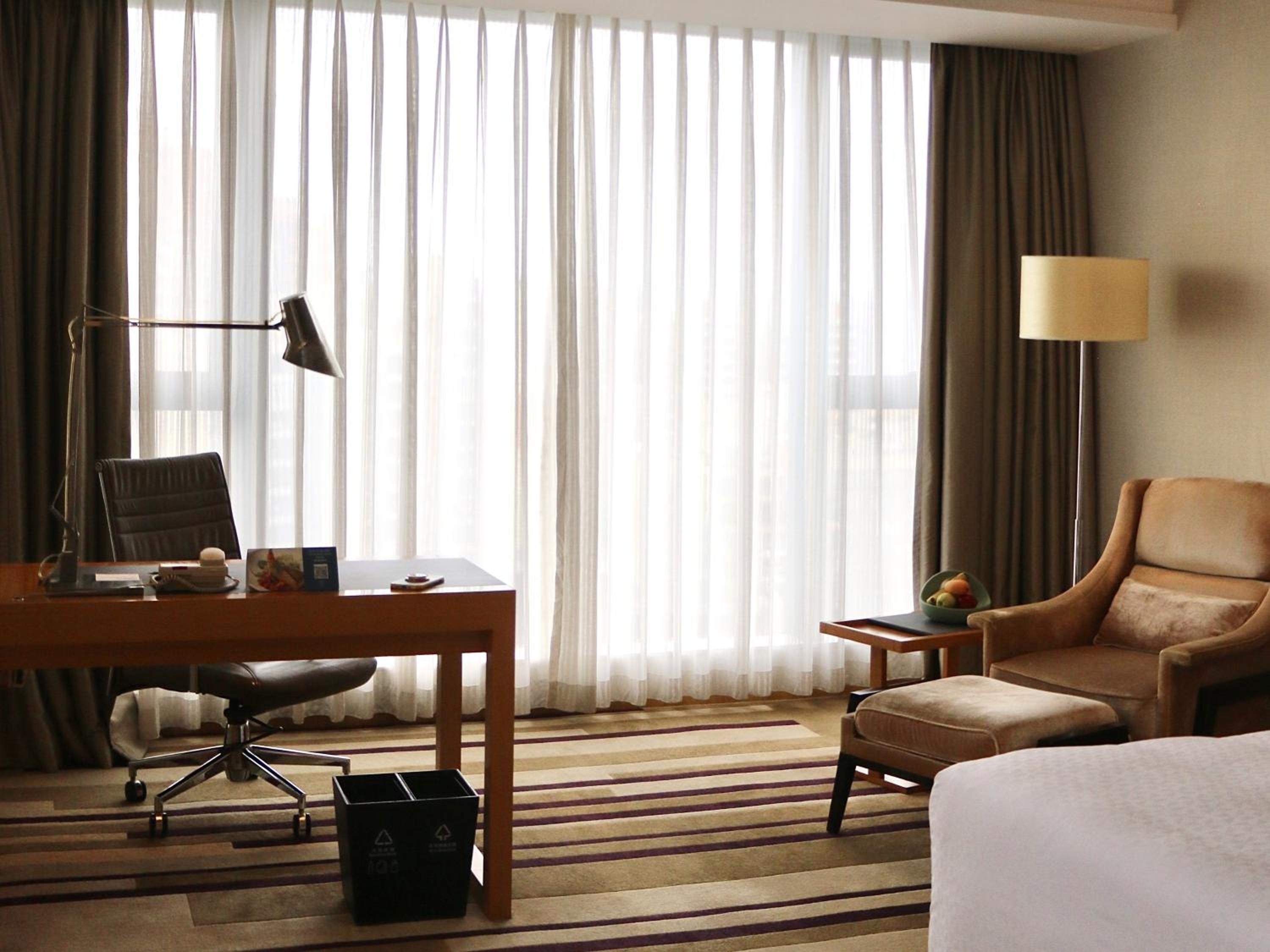 Deluxe Room, 1 King, City View