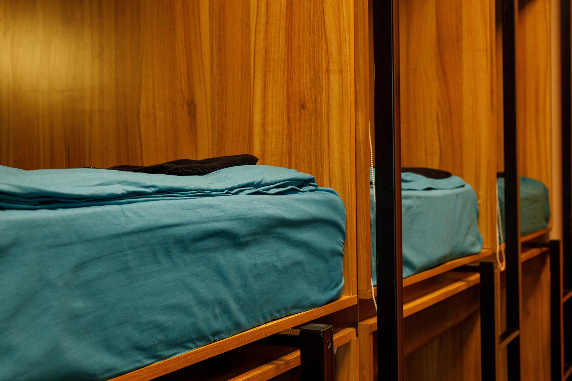 Кровать в общем номере для мужчин и женщин с 10 кроватями