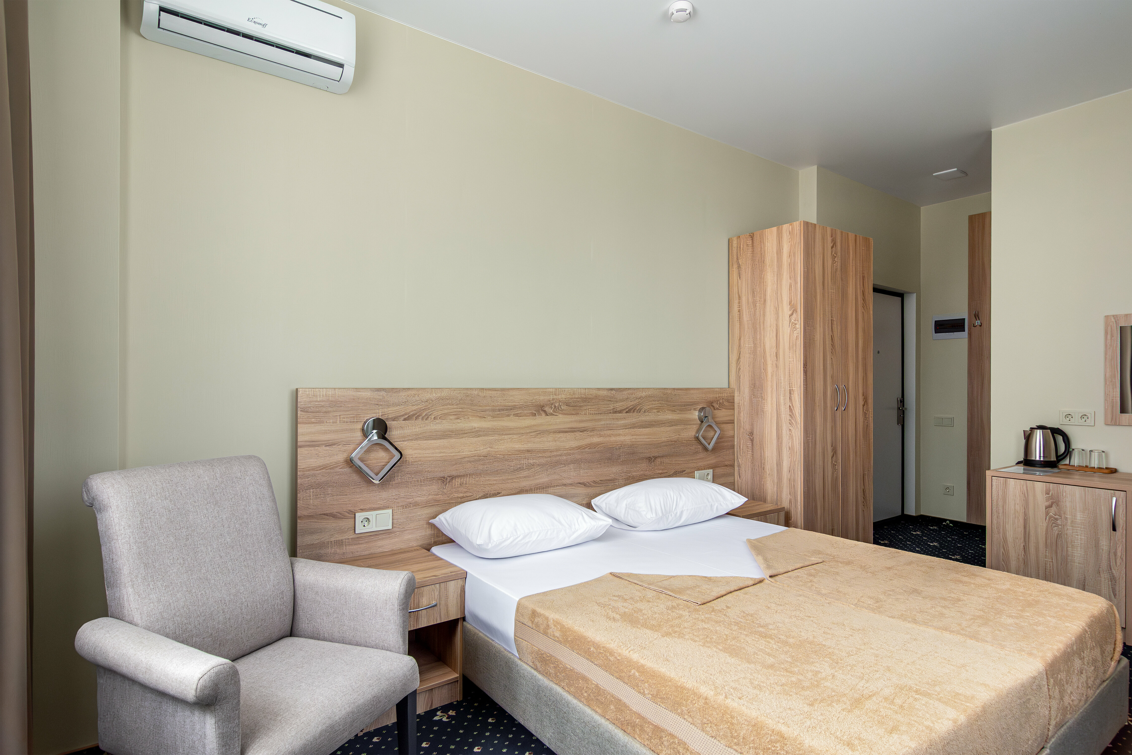 Улучшенный номер с кроватью размера «queen-size»