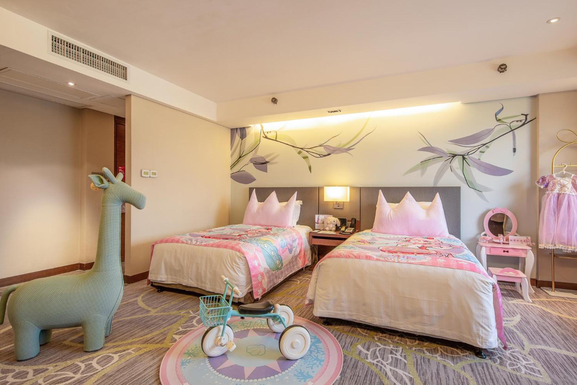 Junior King Suite with CIty View - Kids Theme