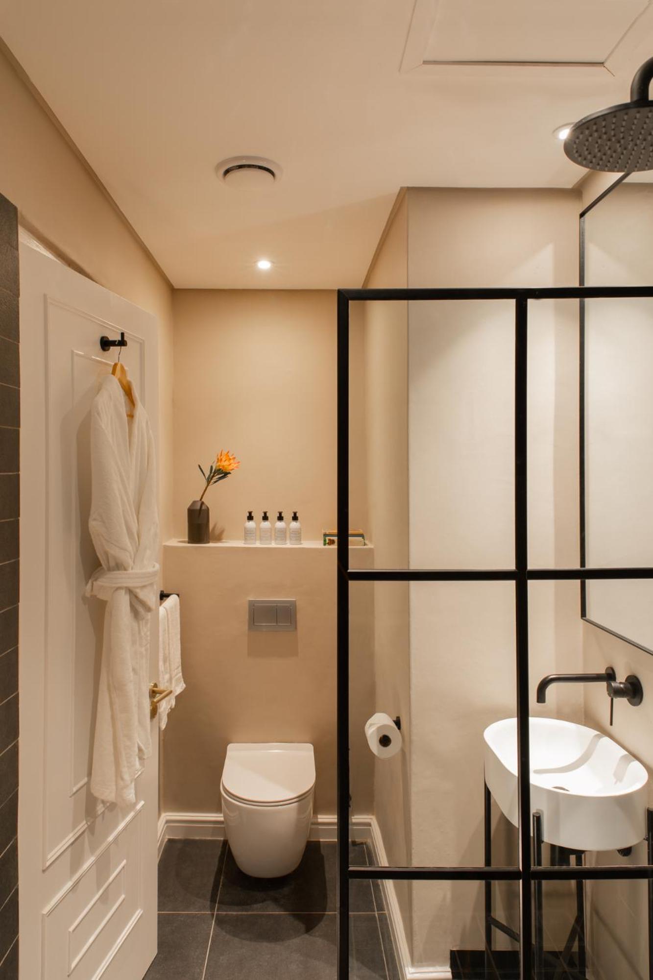 Deluxe Queen Room with Shower