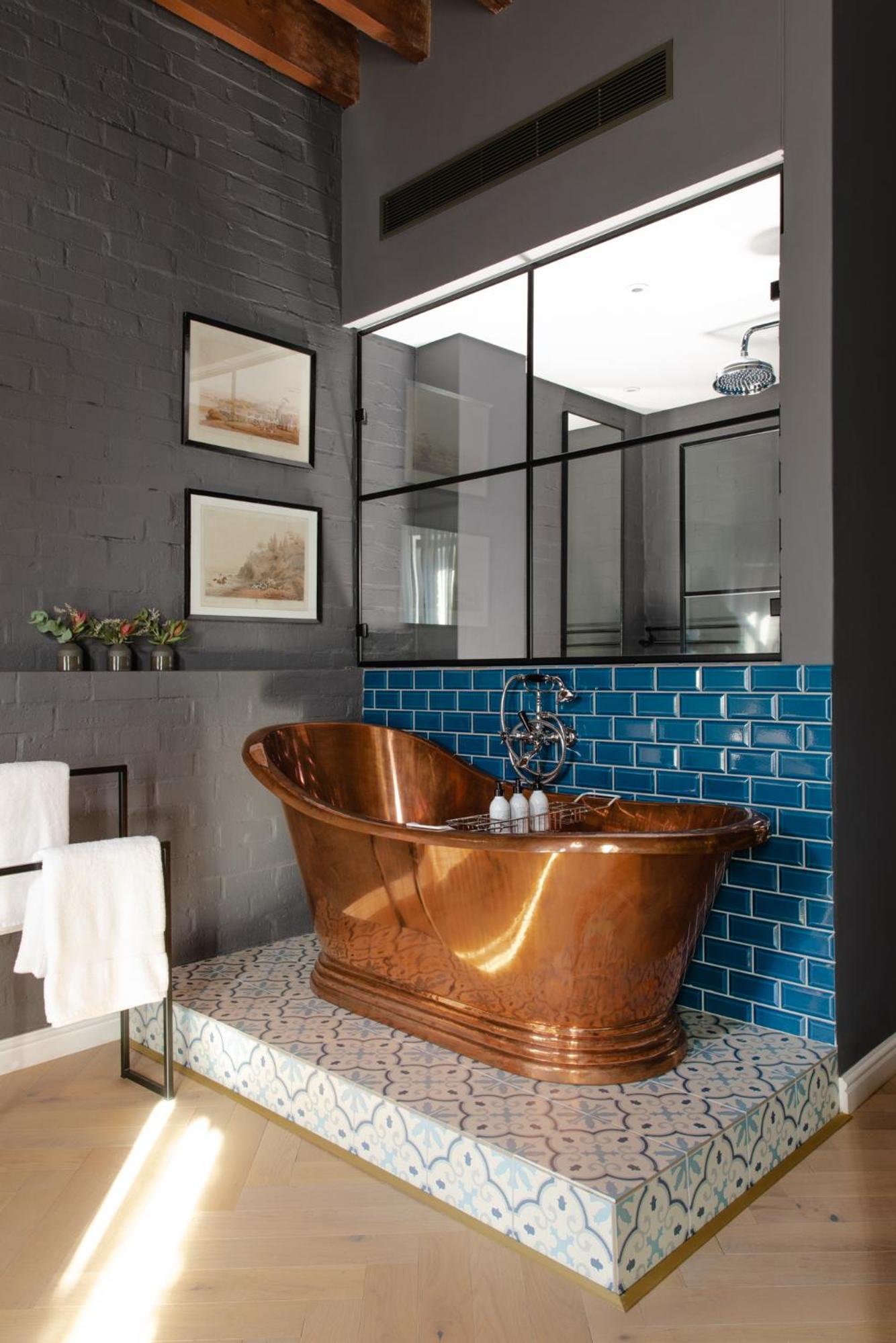 Deluxe King Room with Four Poster Bed, Bath Tub and Kitchenette