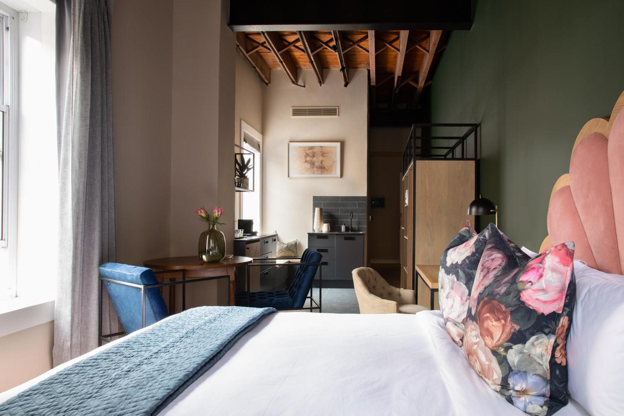 Deluxe King Room with Four Poster Bed, Bath Tub and Kitchenette