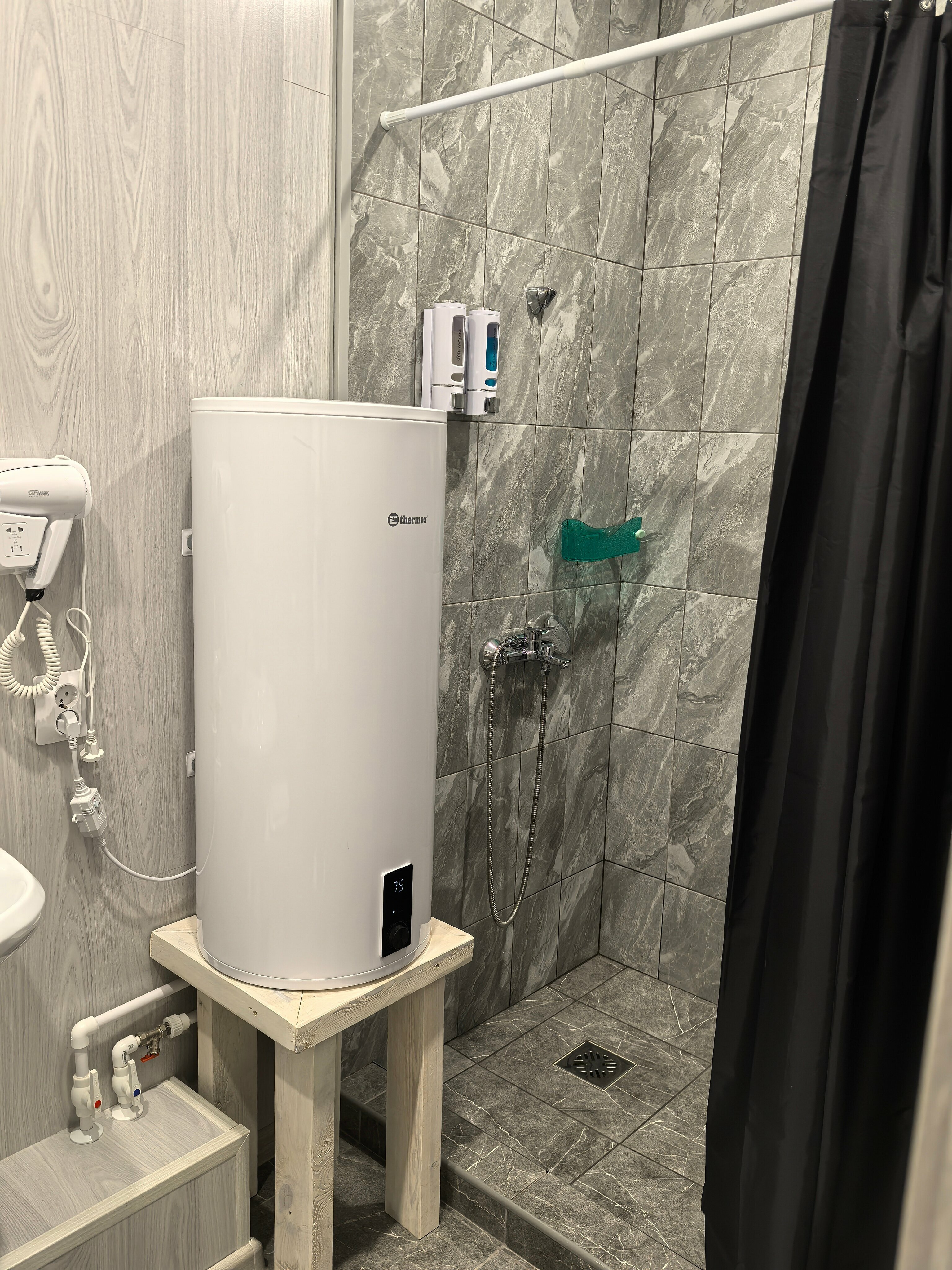 Трехместный номер с основными удобствами