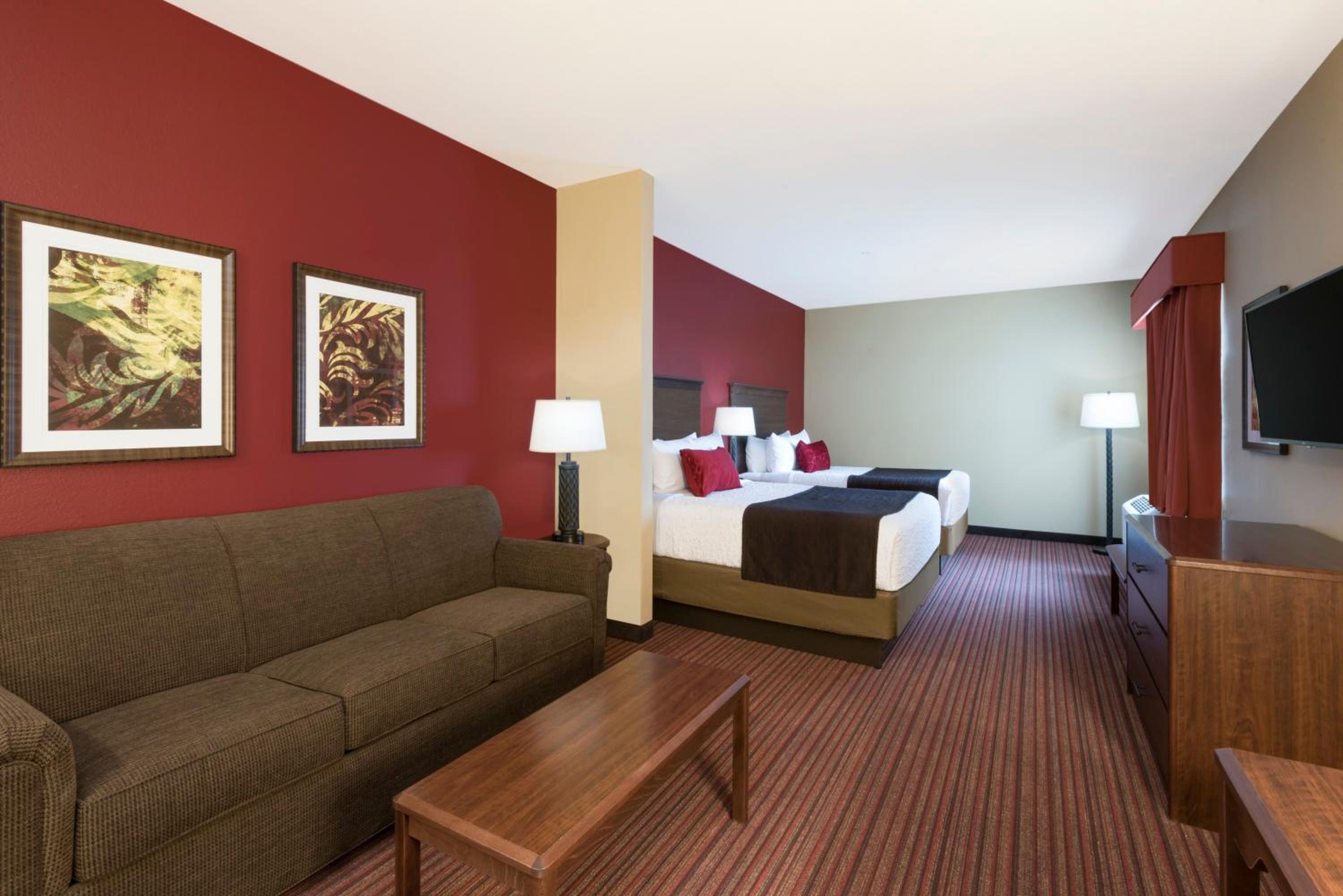 Deluxe Queen Suite - Non-Smoking