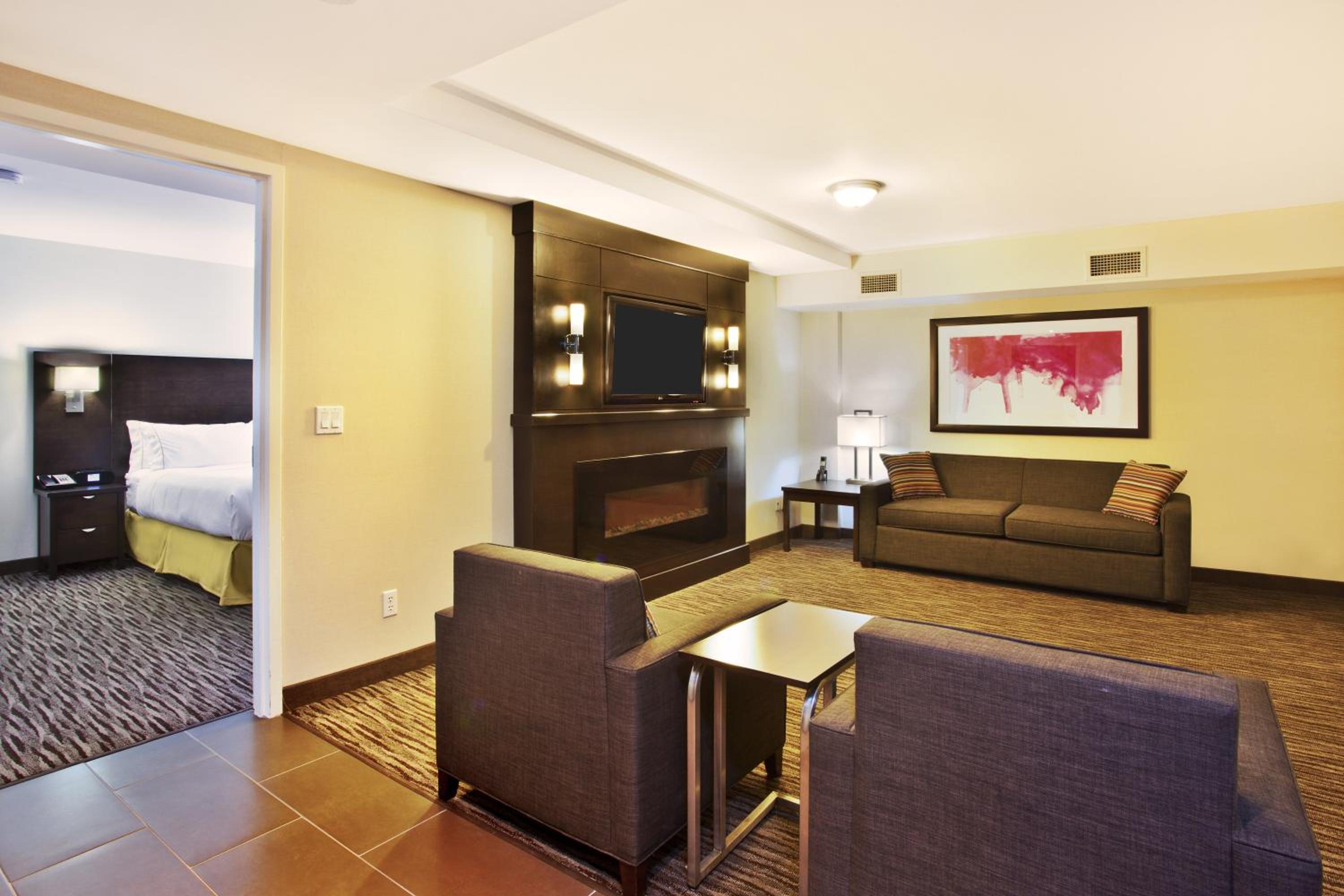 King Room - Mobility Access/Roll in Shower - Non-Smoking