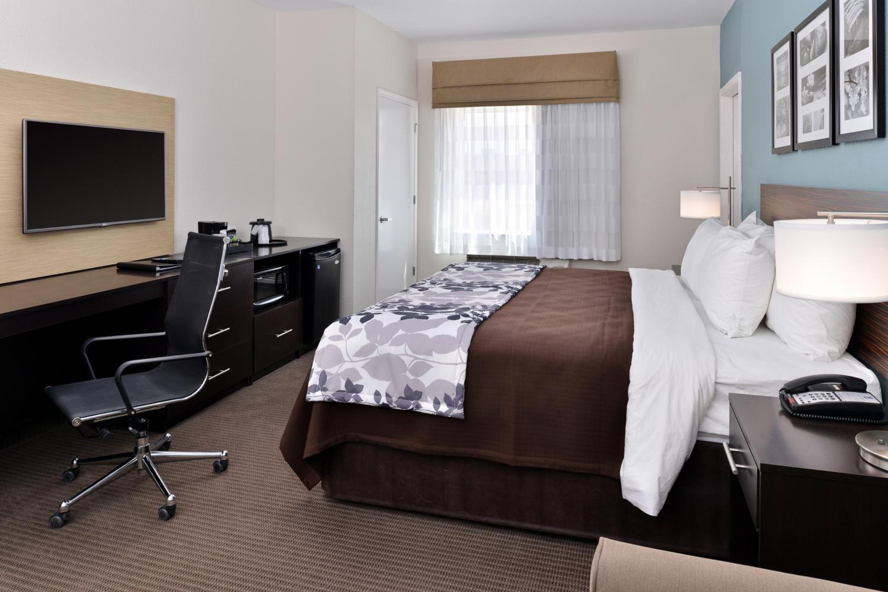 King Suite - Non-Smoking